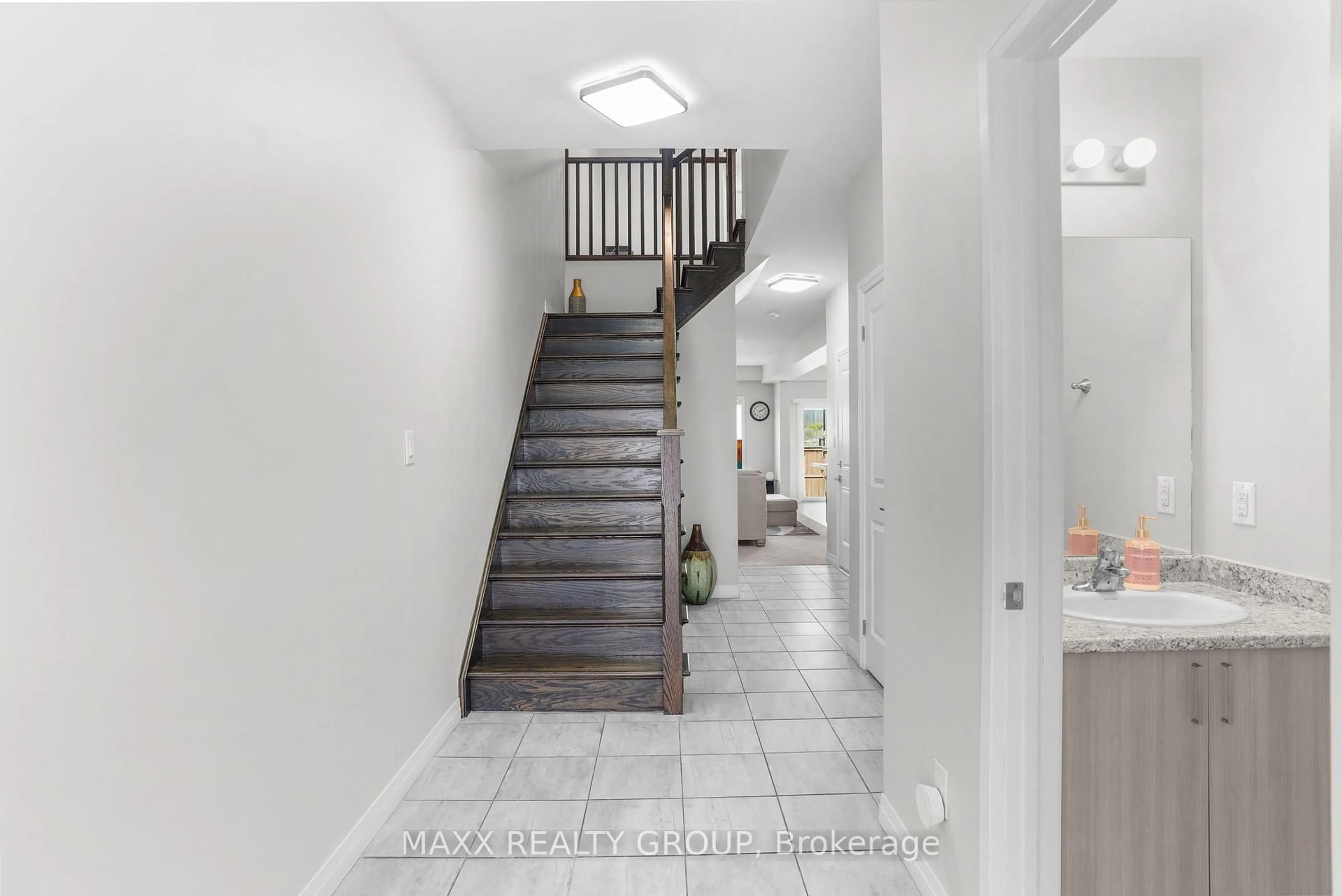 Indoor foyer for 6733 Cropp St, Niagara Falls Ontario L2E 0B7