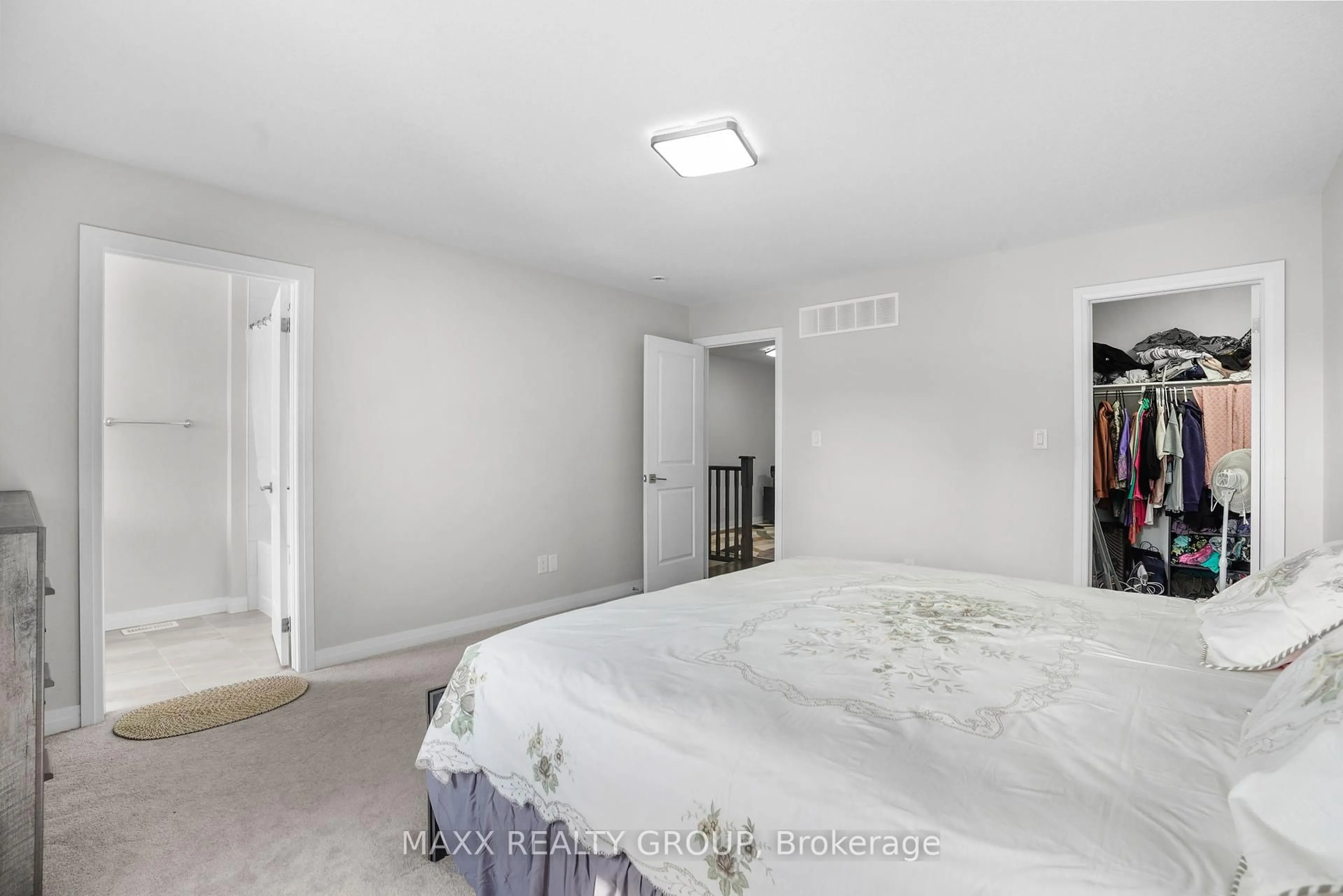 A pic of a room for 6733 Cropp St, Niagara Falls Ontario L2E 0B7