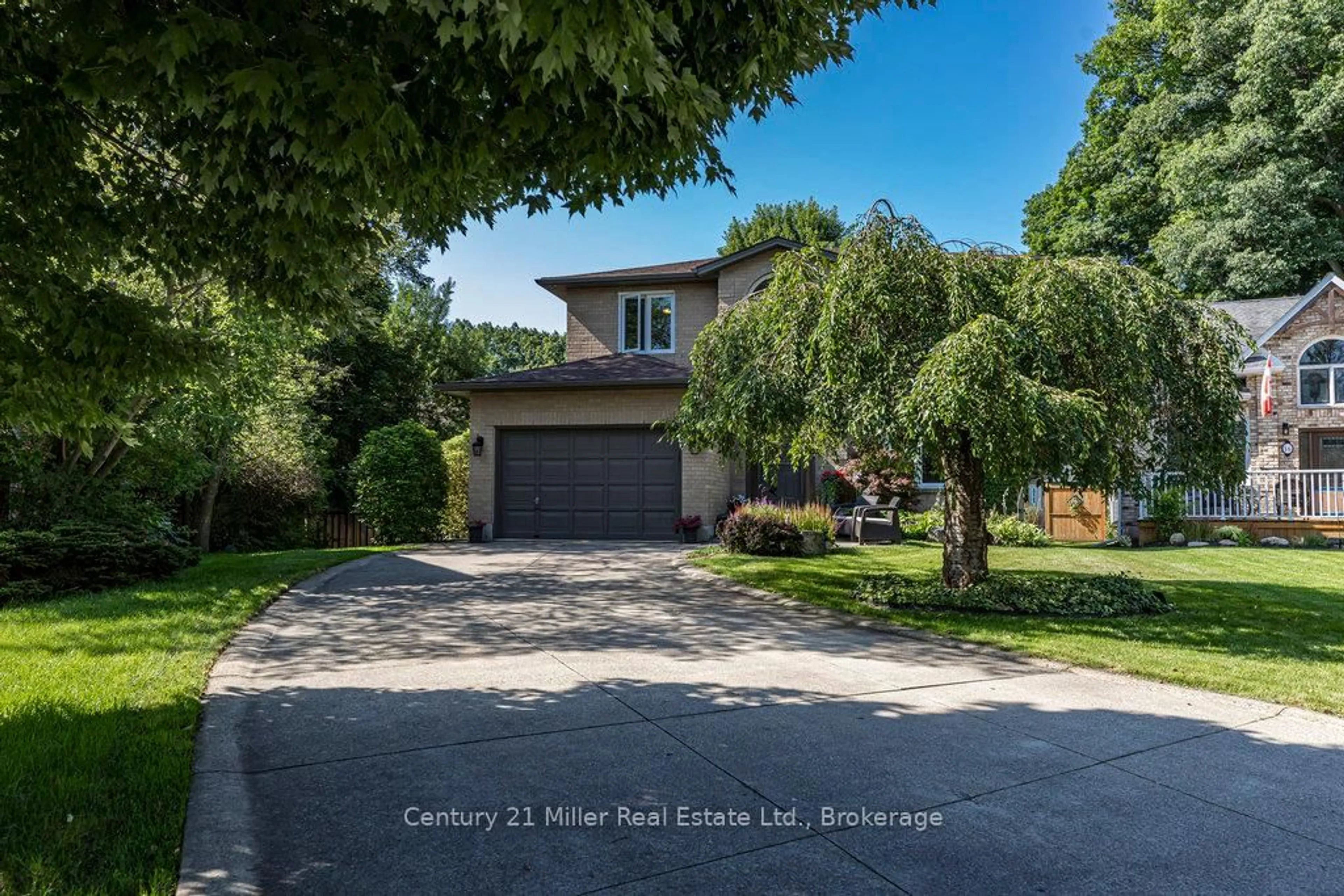 A pic from outside/outdoor area/front of a property/back of a property/a pic from drone, street for 12 Barrington Crt, Hamilton Ontario L9H 6S7