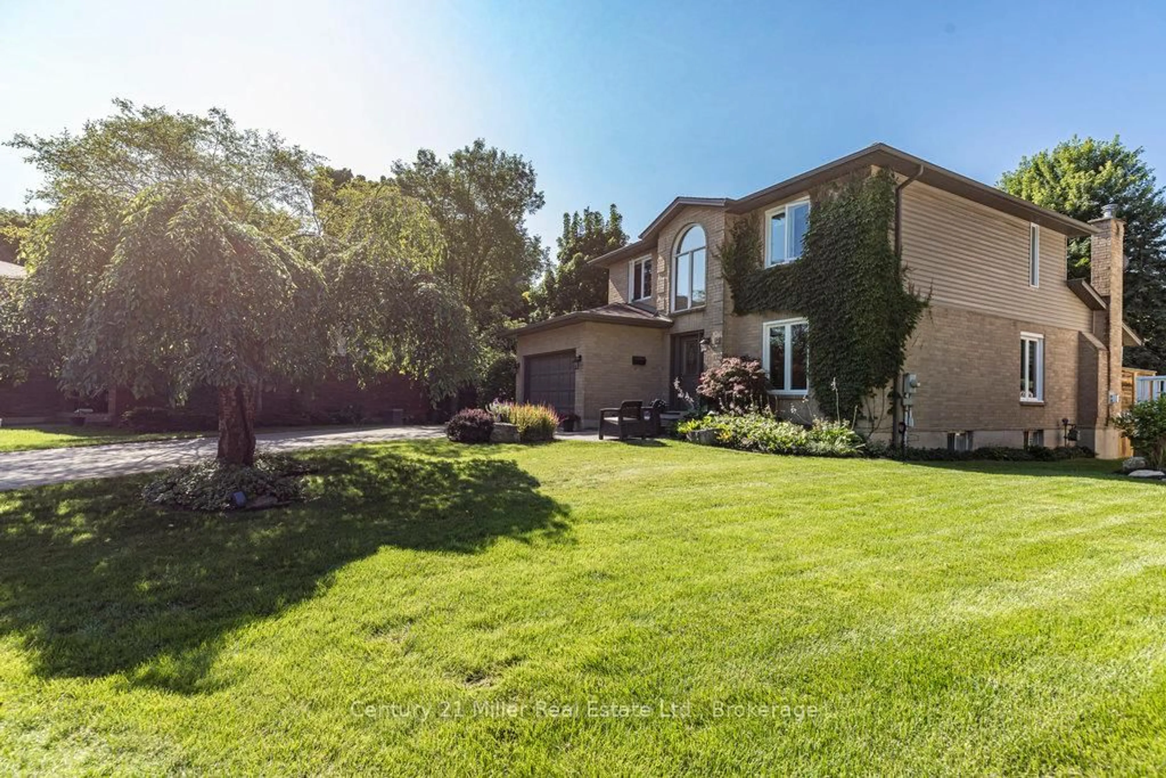 A pic from outside/outdoor area/front of a property/back of a property/a pic from drone, unknown for 12 Barrington Crt, Hamilton Ontario L9H 6S7