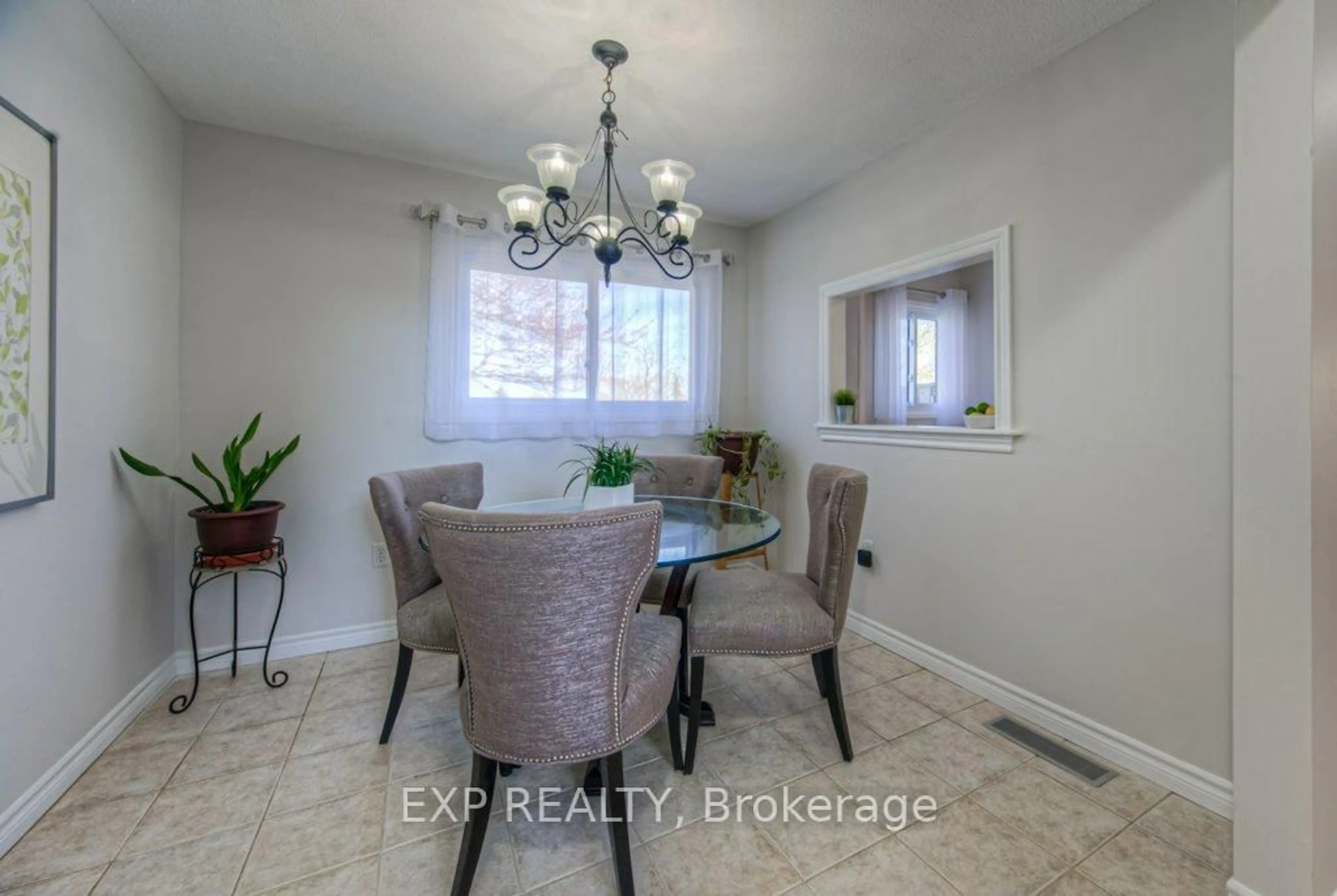 Dining room, ceramic/tile floor for 500 Stone Church Rd #B4, Hamilton Ontario L9B 1R2