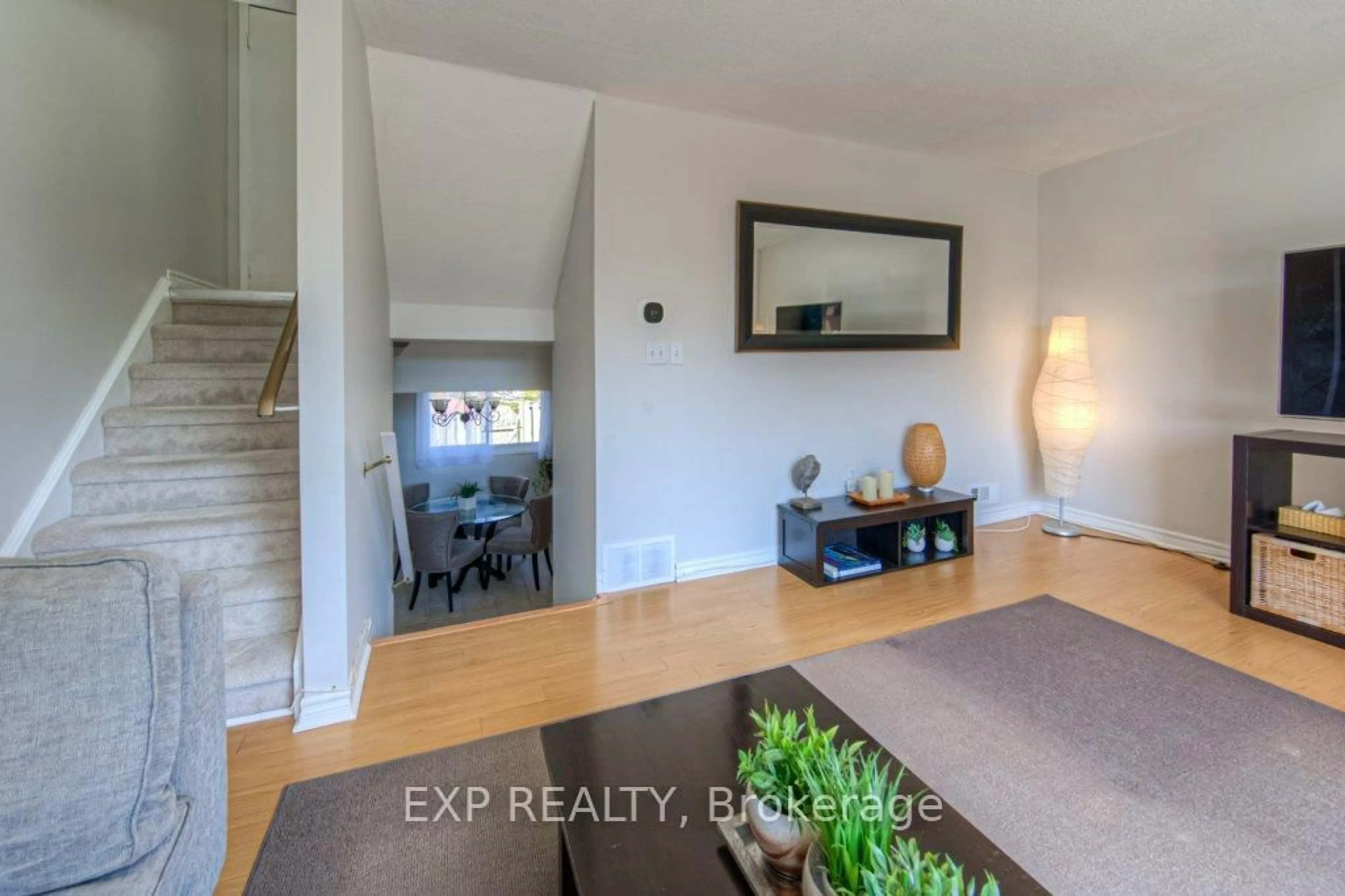 Indoor entryway for 500 Stone Church Rd #B4, Hamilton Ontario L9B 1R2