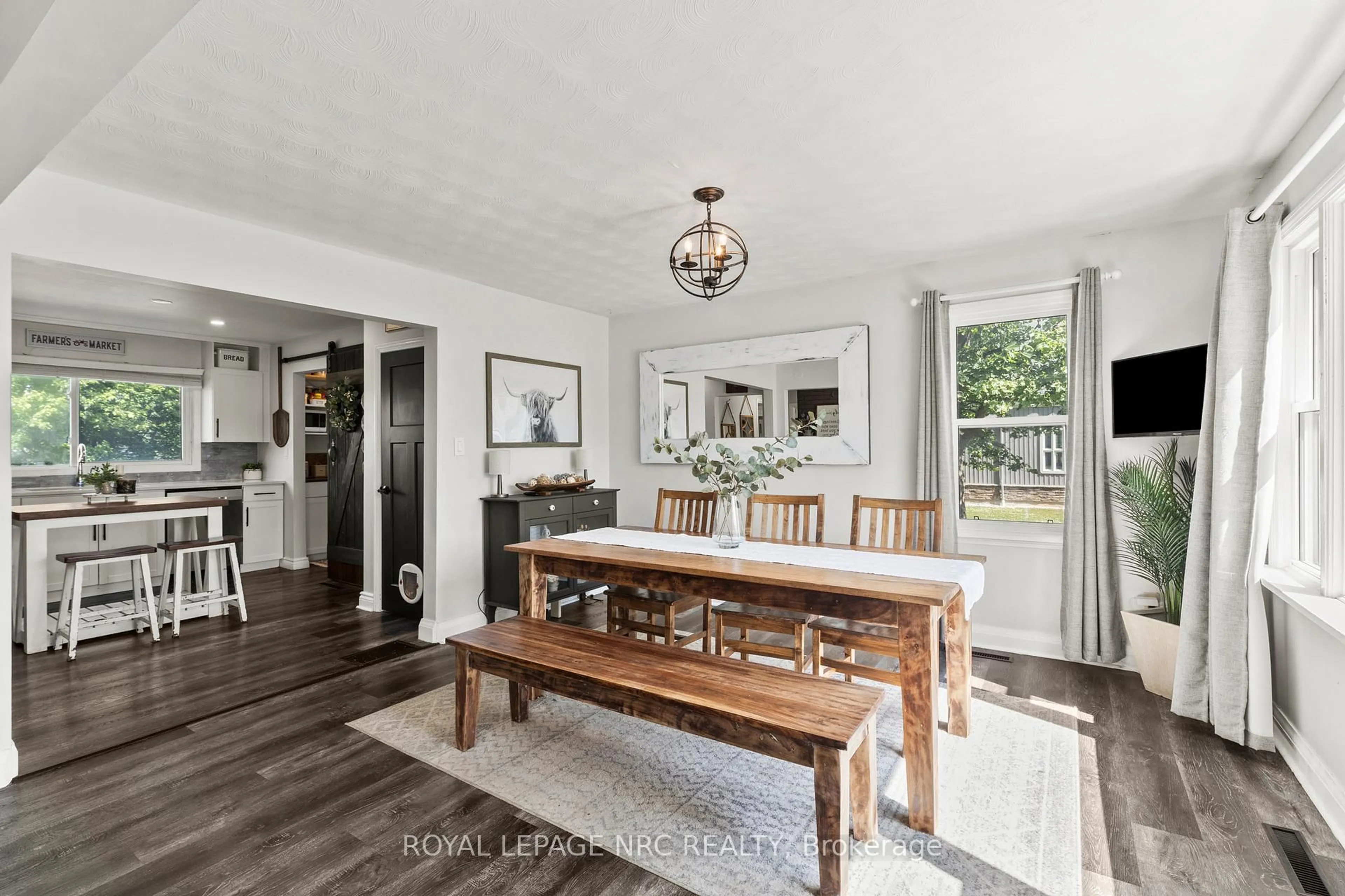 Dining room, wood/laminate floor for 74092 Wellandport Rd, Wainfleet Ontario L0R 2J0