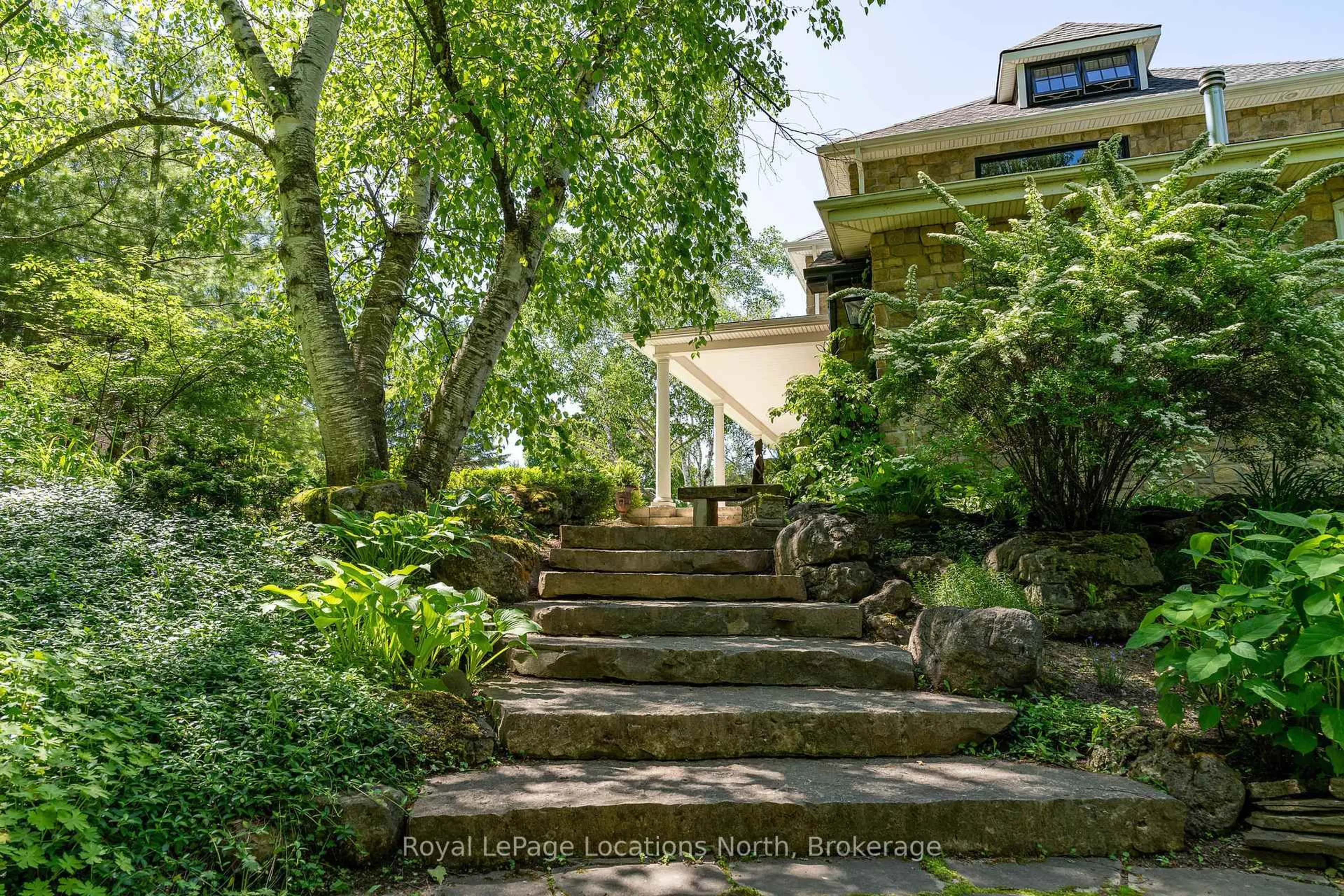 Stairs for 208703 Highway 26 Highway, Blue Mountains Ontario N0H 1J0