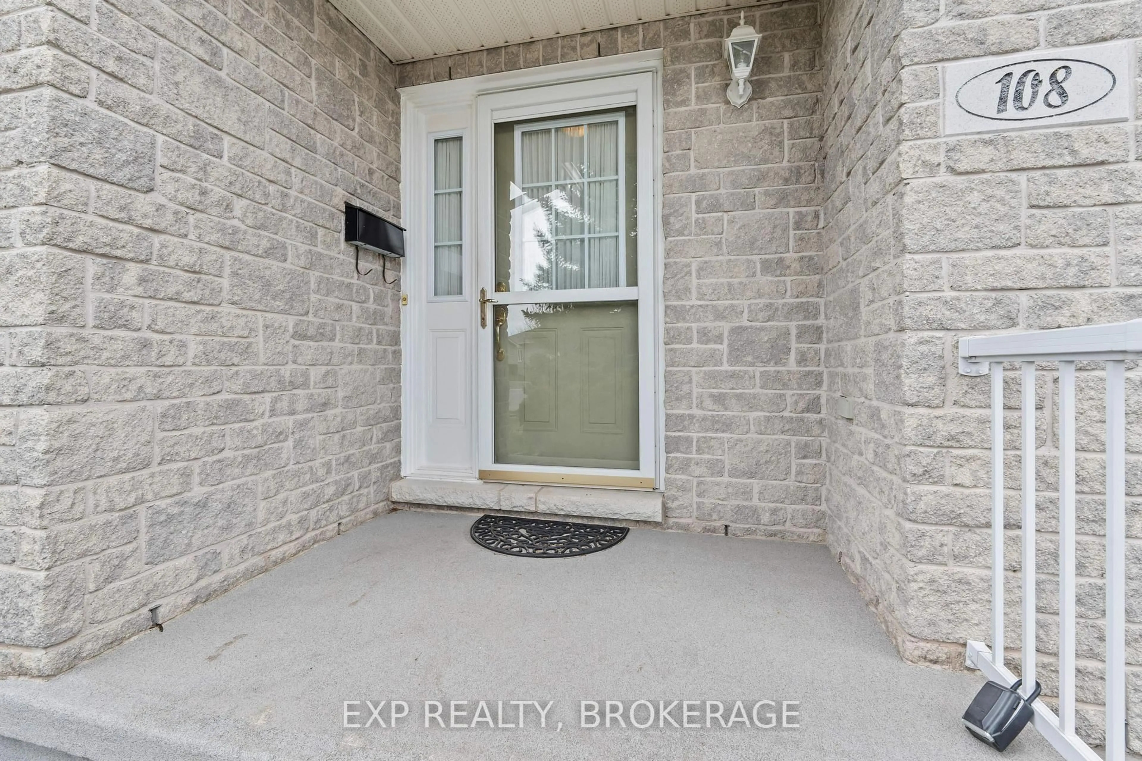 Indoor entryway for 108 SHERIDAN St, Kingston Ontario K7P 3H7