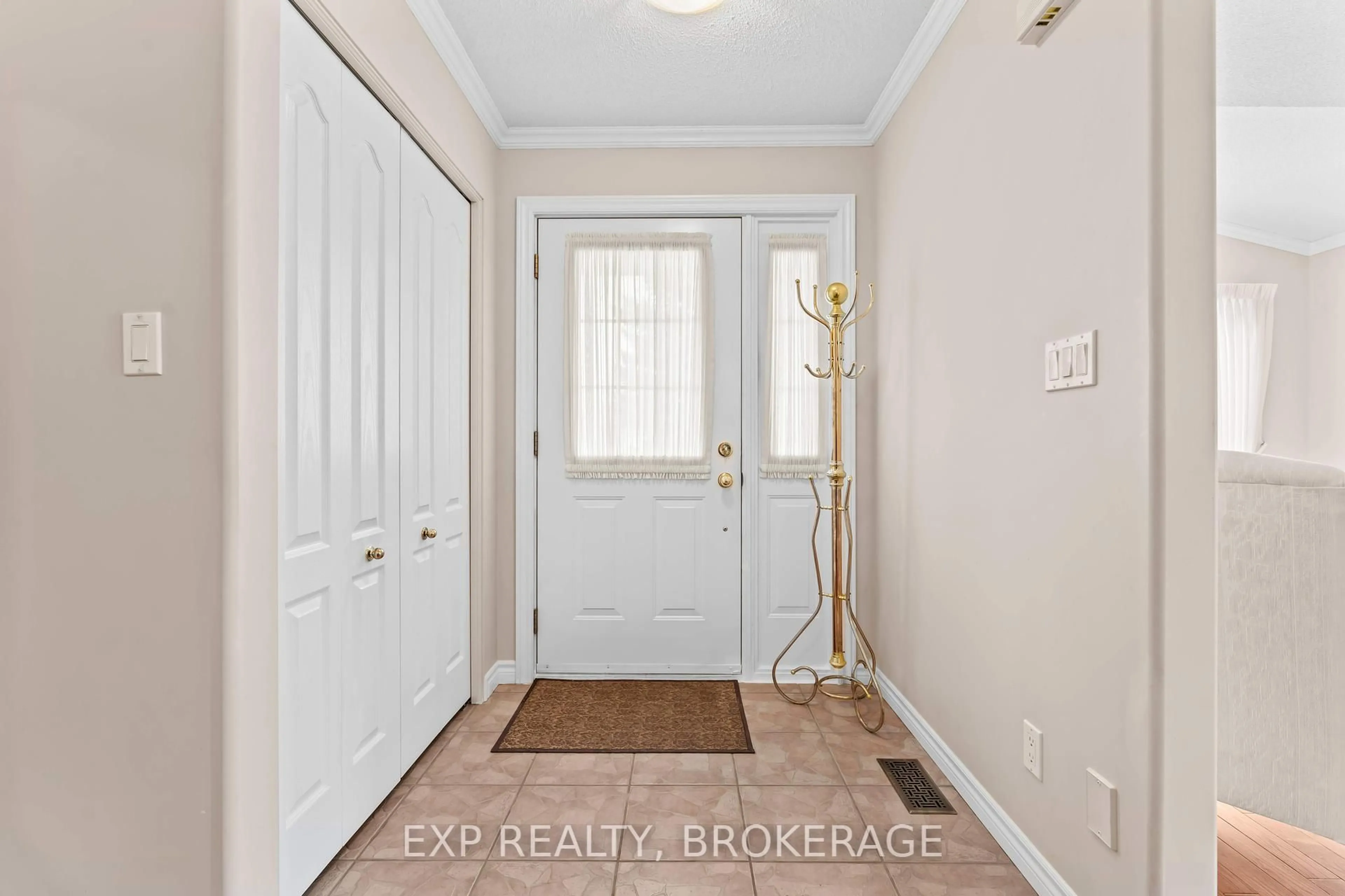 Indoor entryway for 108 SHERIDAN St, Kingston Ontario K7P 3H7