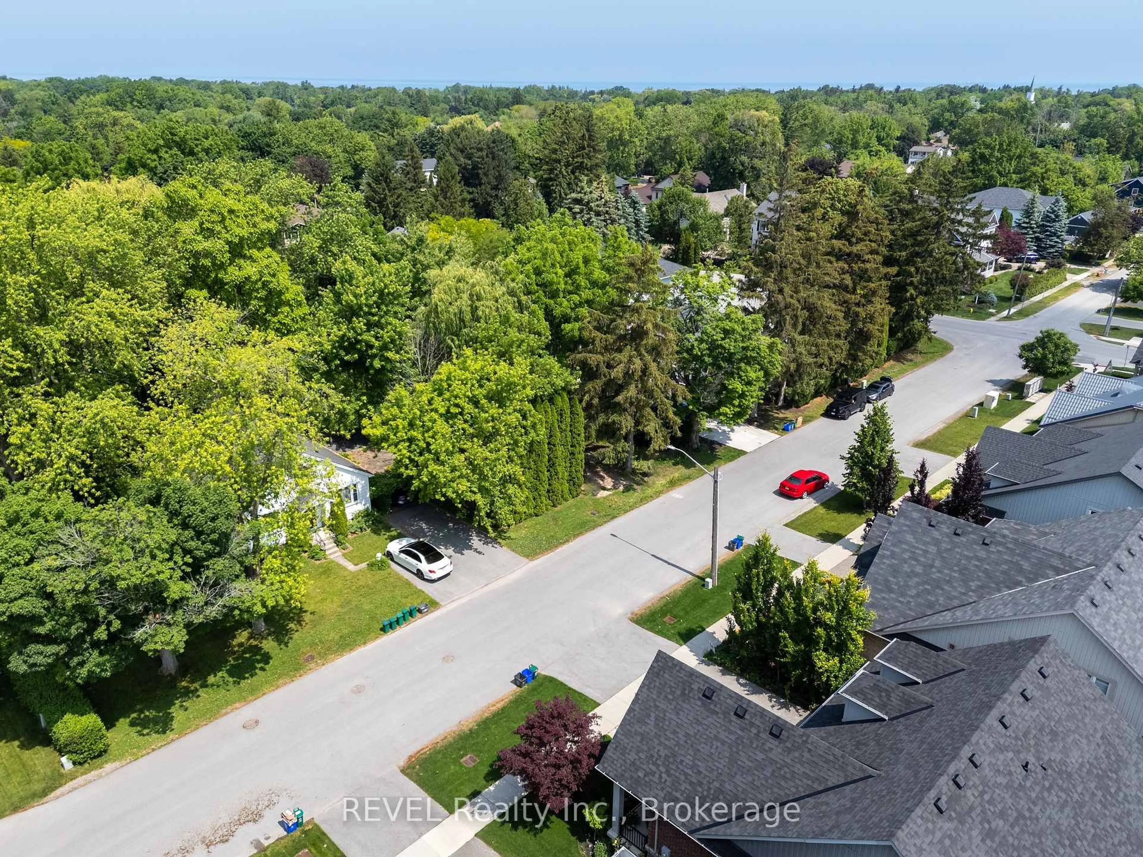 A pic from outside/outdoor area/front of a property/back of a property/a pic from drone, unknown for 517 1/2 GATE St, Niagara-on-the-Lake Ontario L0S 1J0