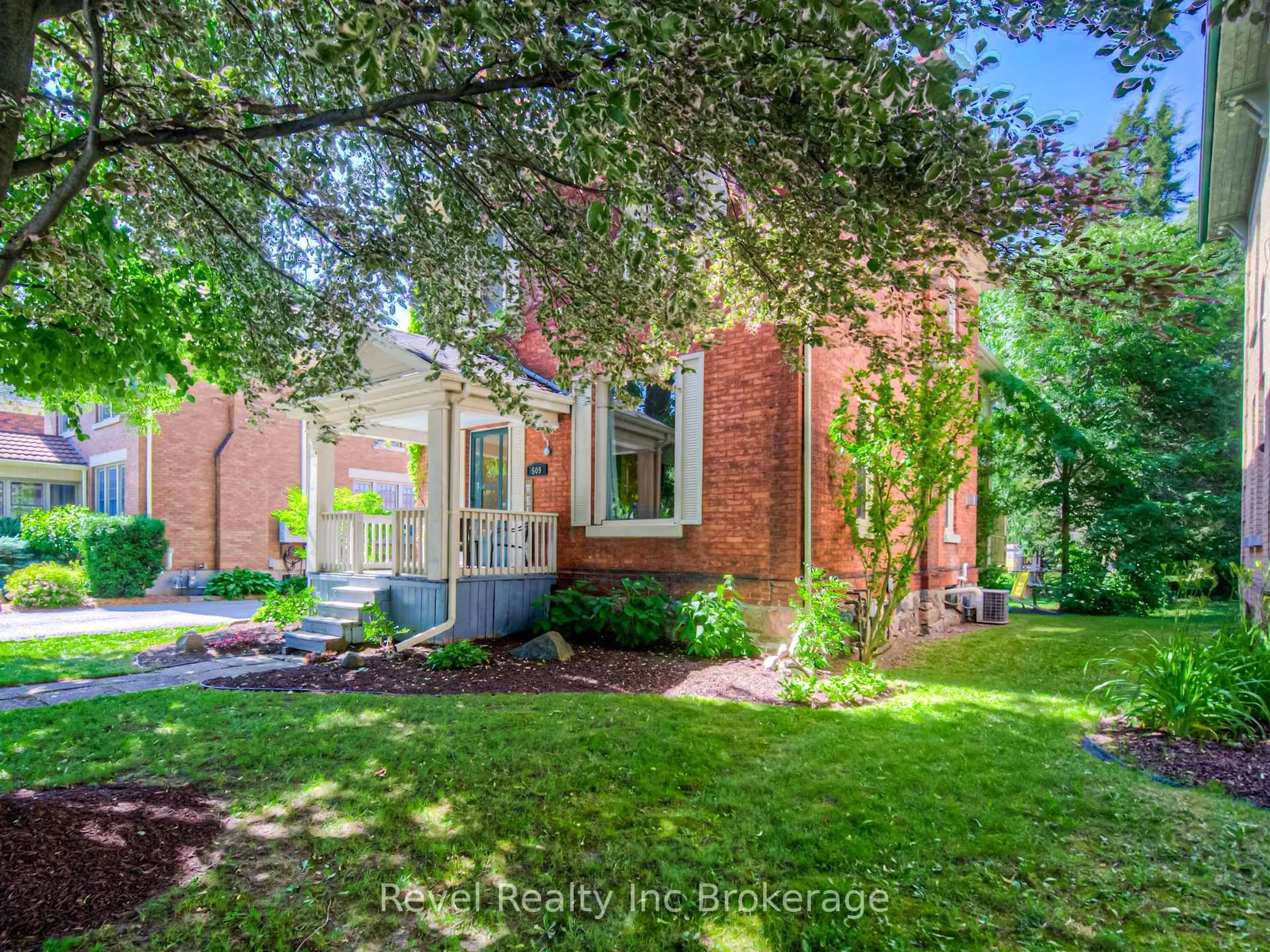 A pic from outside/outdoor area/front of a property/back of a property/a pic from drone, street for 509 Canterbury St, Woodstock Ontario N4S 4K6