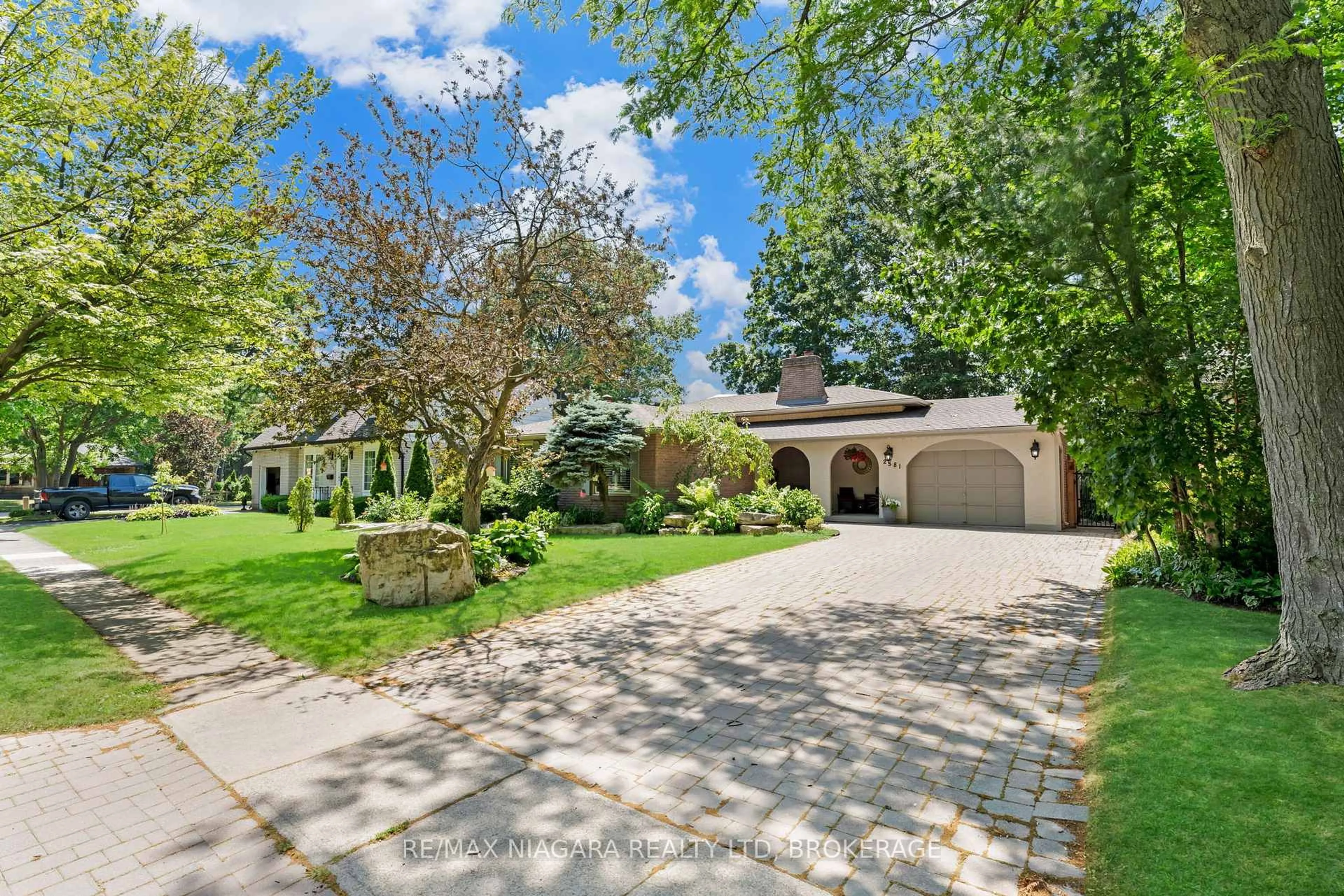A pic from outside/outdoor area/front of a property/back of a property/a pic from drone, street for 2581 Lepp Ave, Niagara Falls Ontario L2J 2B9