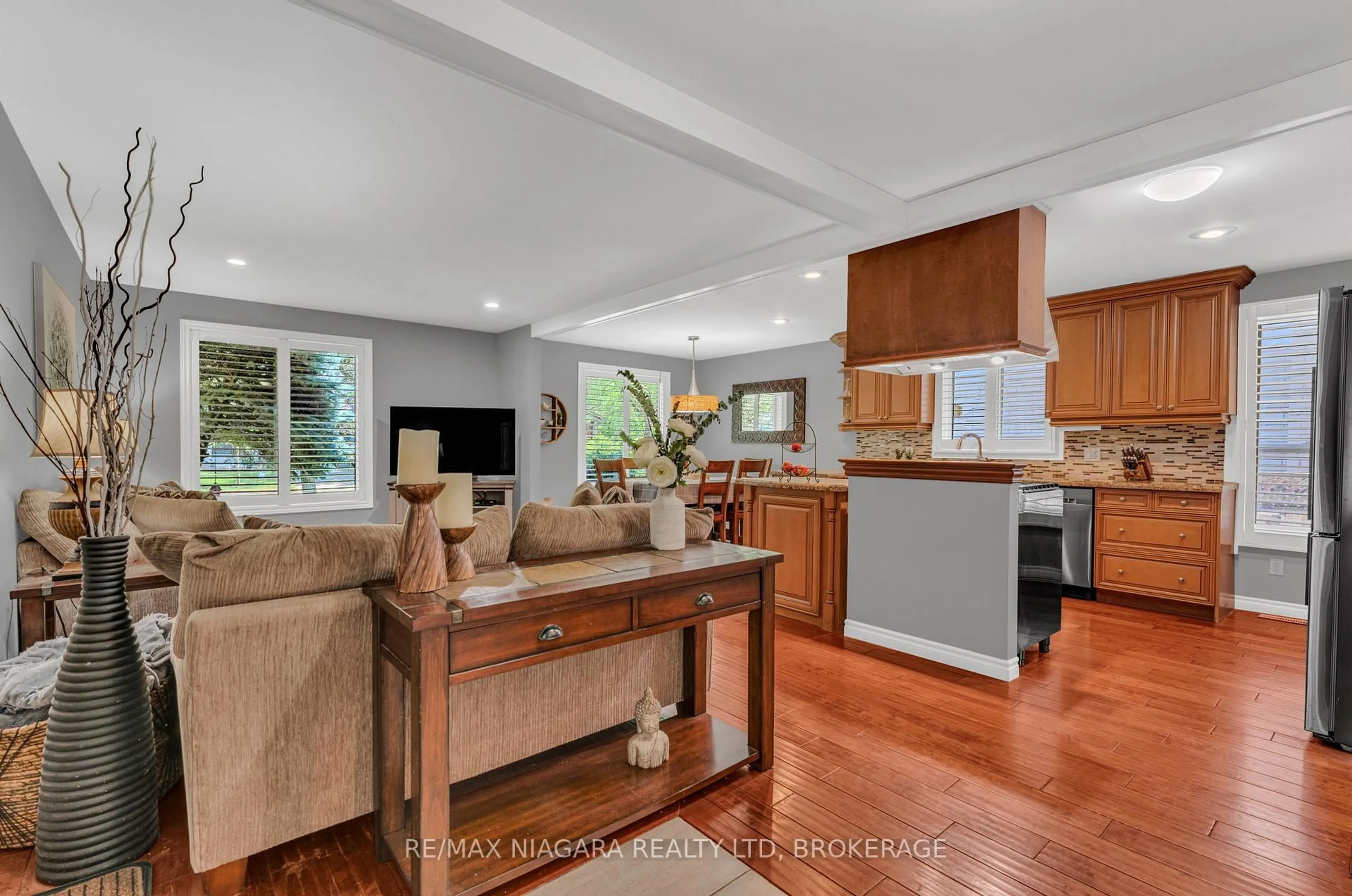 Open concept kitchen, unknown for 2581 Lepp Ave, Niagara Falls Ontario L2J 2B9