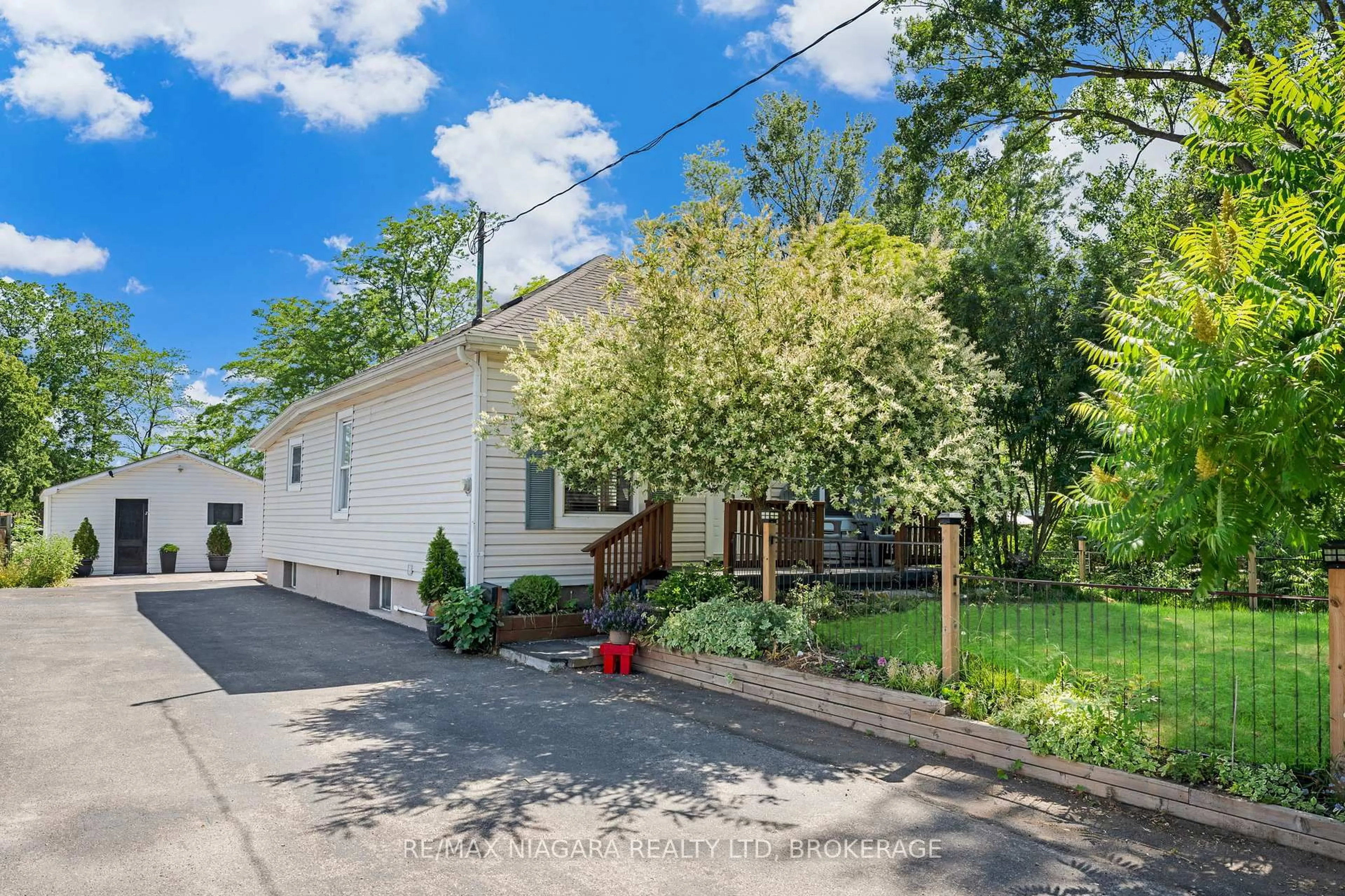 A pic from outside/outdoor area/front of a property/back of a property/a pic from drone, street for 39 Sharpe Ave, Welland Ontario L3C 3R5