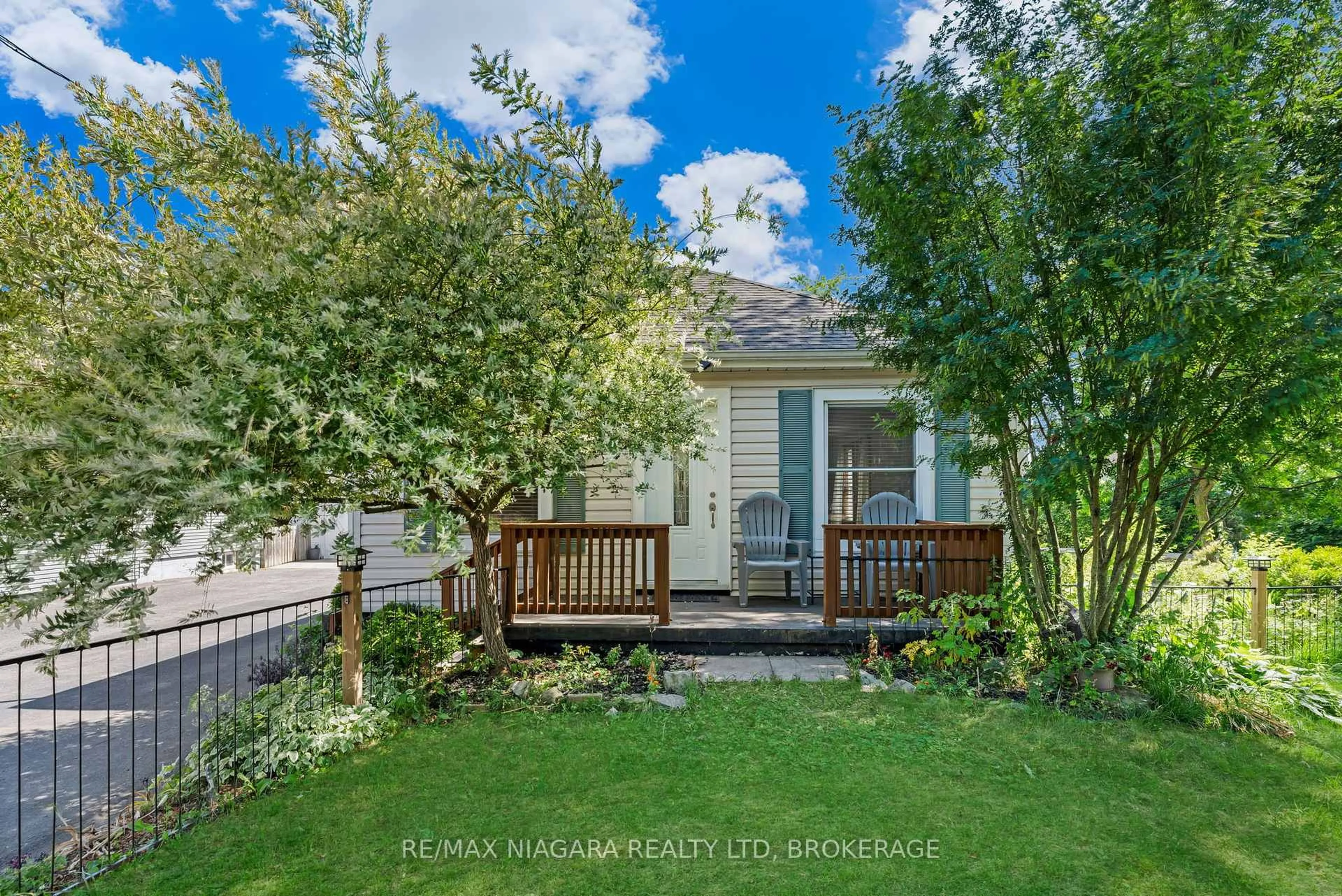 A pic from outside/outdoor area/front of a property/back of a property/a pic from drone, street for 39 Sharpe Ave, Welland Ontario L3C 3R5