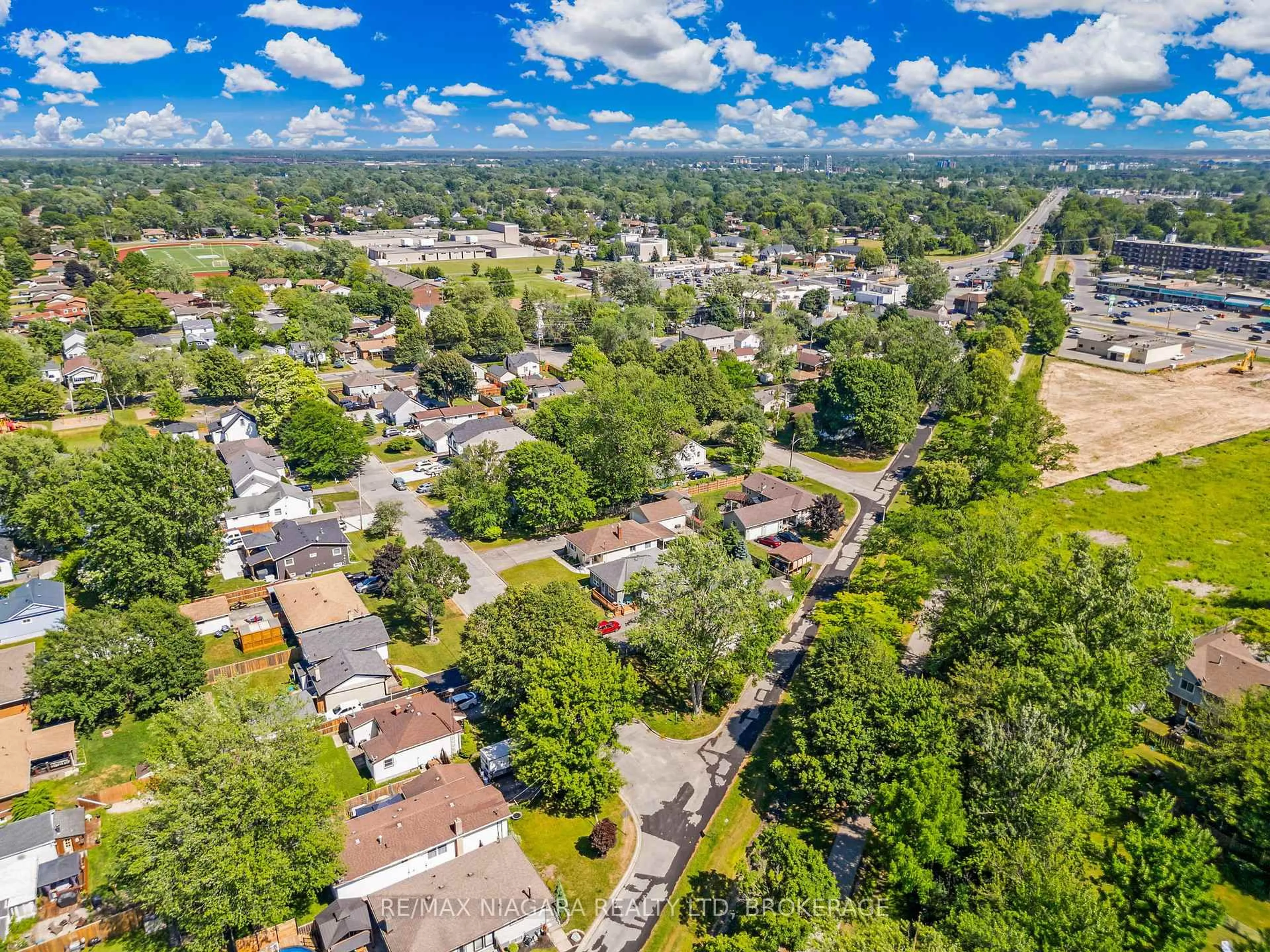 A pic from outside/outdoor area/front of a property/back of a property/a pic from drone, street for 39 Sharpe Ave, Welland Ontario L3C 3R5