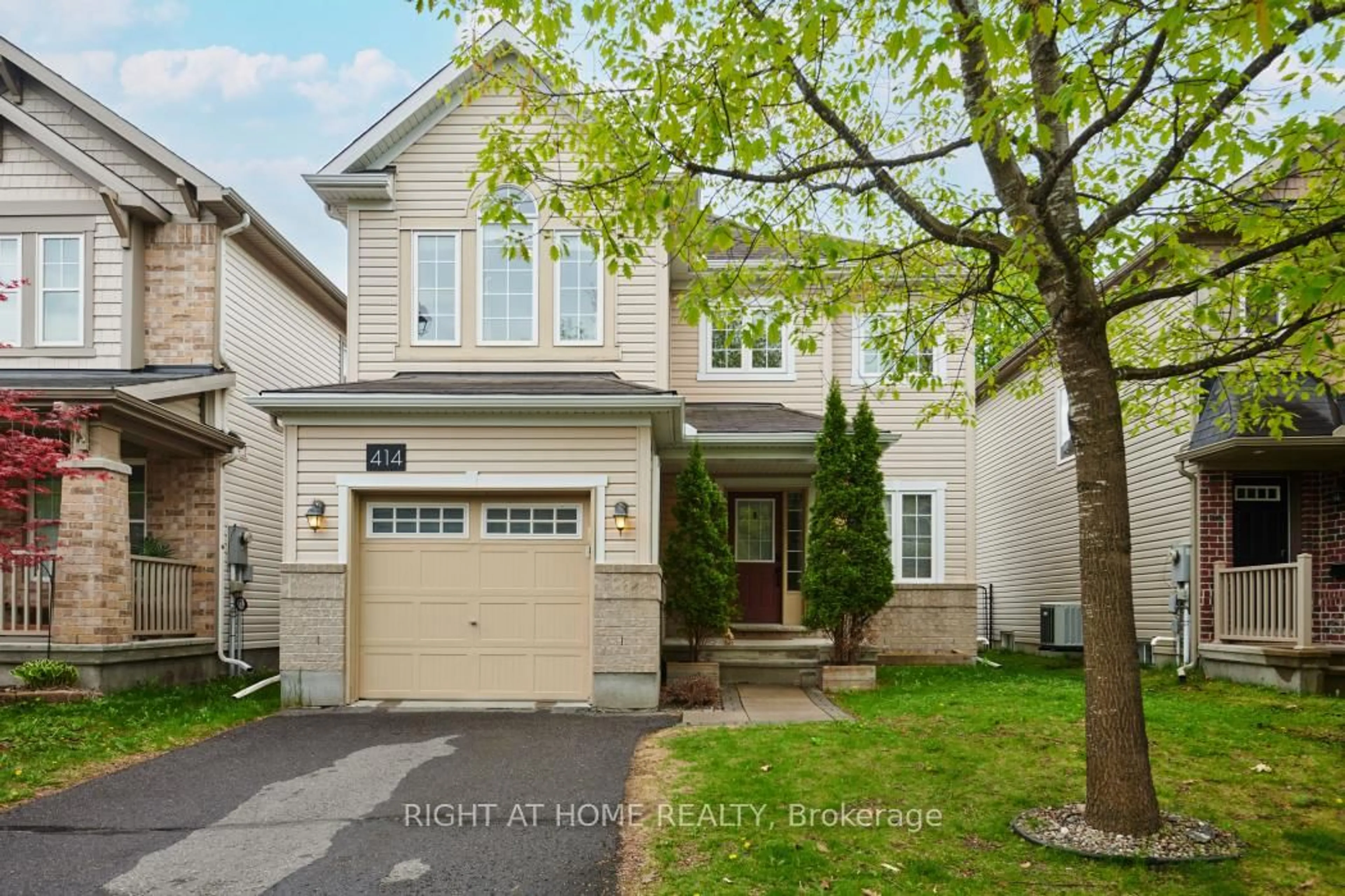 Home with vinyl exterior material, street for 414 Vendevale Ave, Stittsville Ontario K2S 0M6