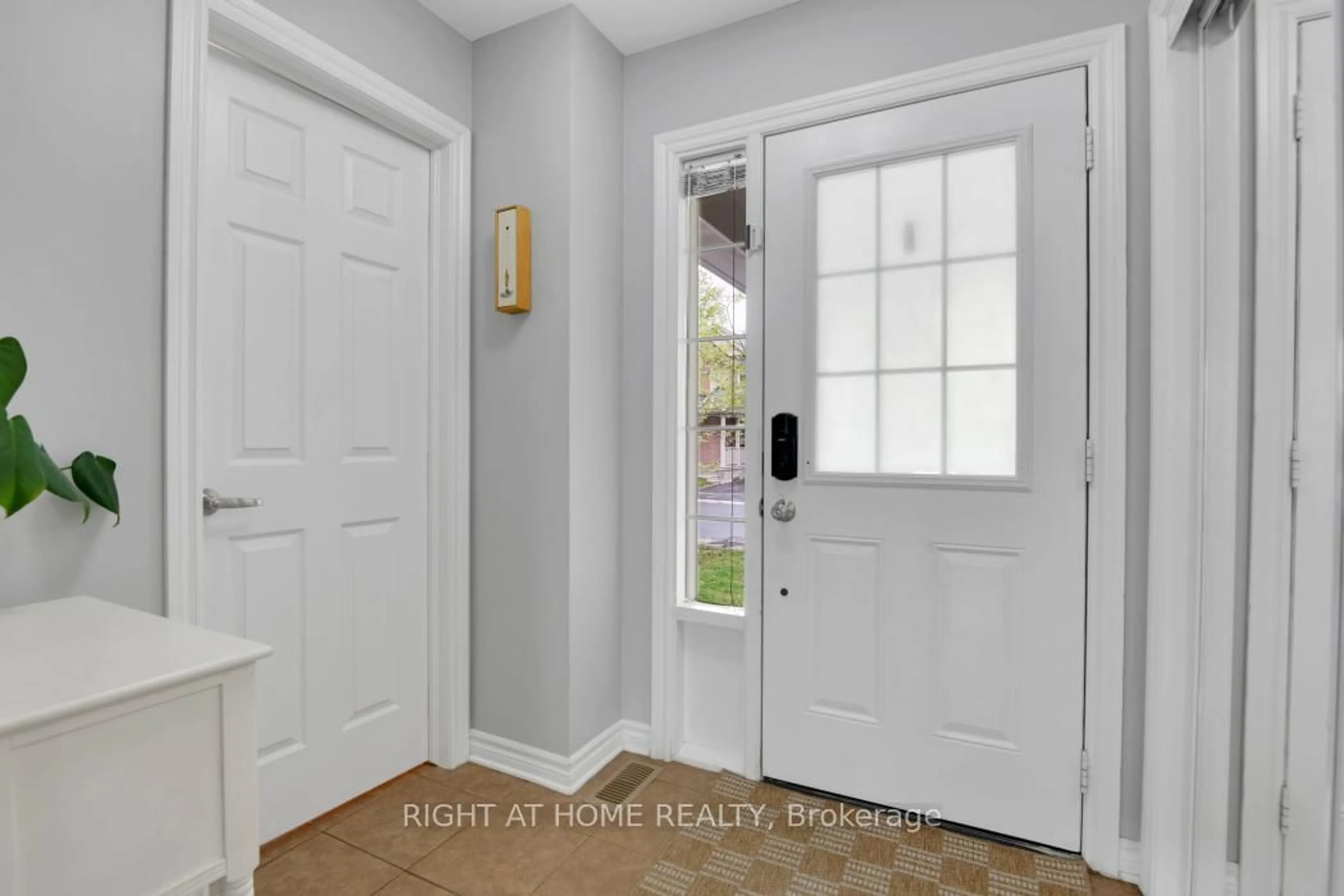 Indoor entryway for 414 Vendevale Ave, Stittsville Ontario K2S 0M6