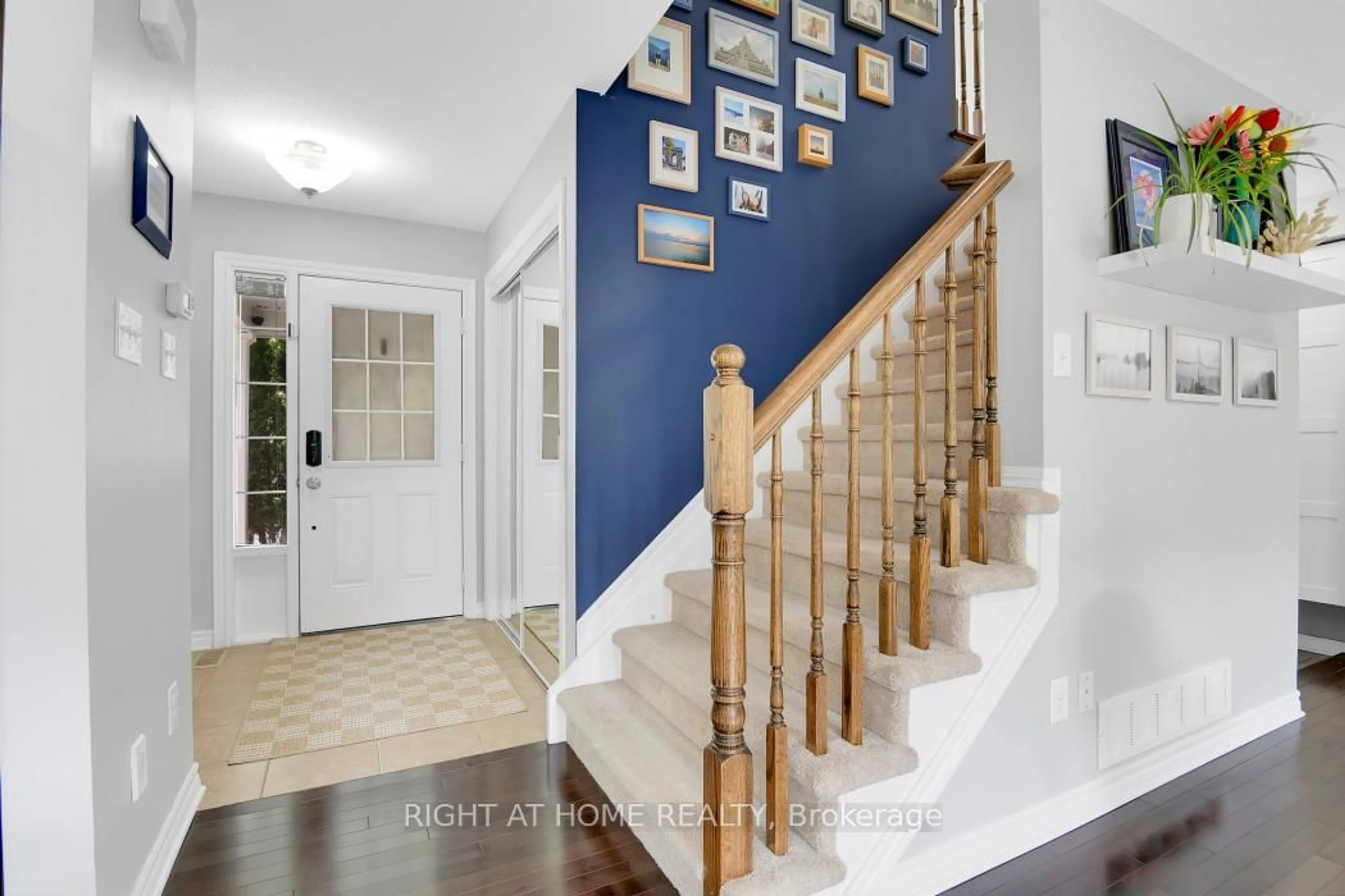 Indoor entryway for 414 Vendevale Ave, Stittsville Ontario K2S 0M6