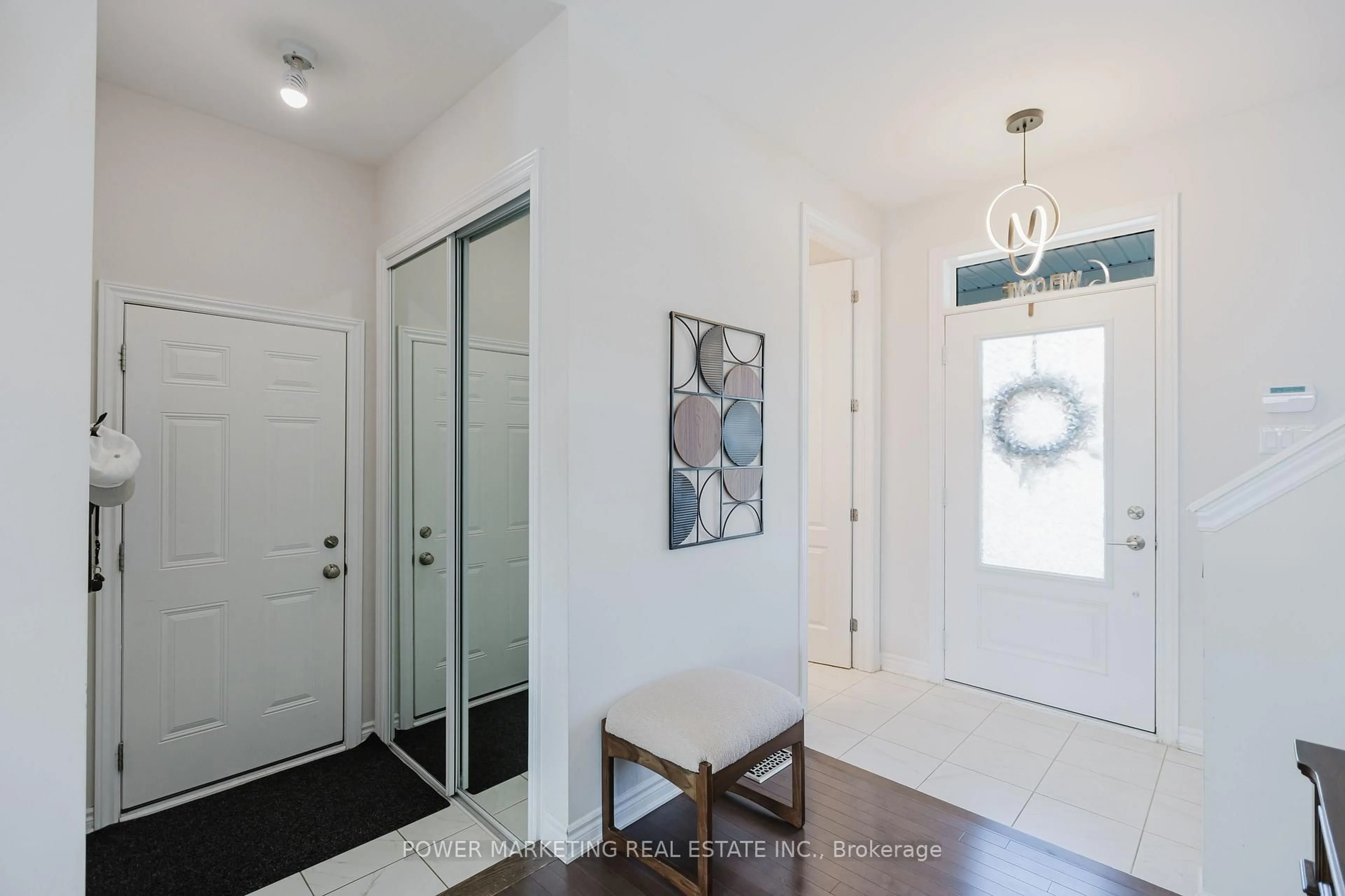 Indoor entryway for 526 Ponthieu Circ, Ottawa Ontario K1W 0N4