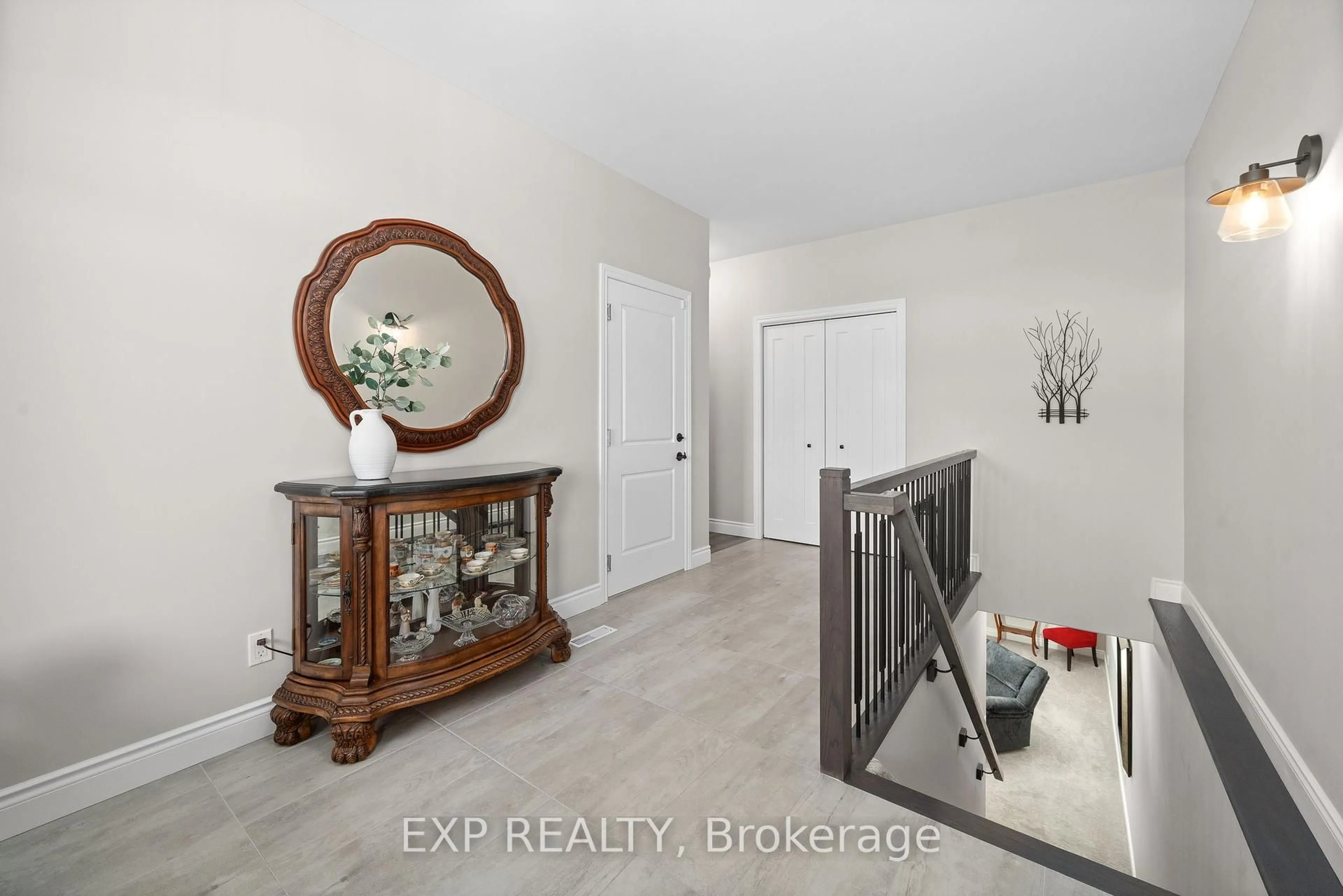 Indoor entryway for 2 Mavety Crt, Belleville Ontario K8N 0R6