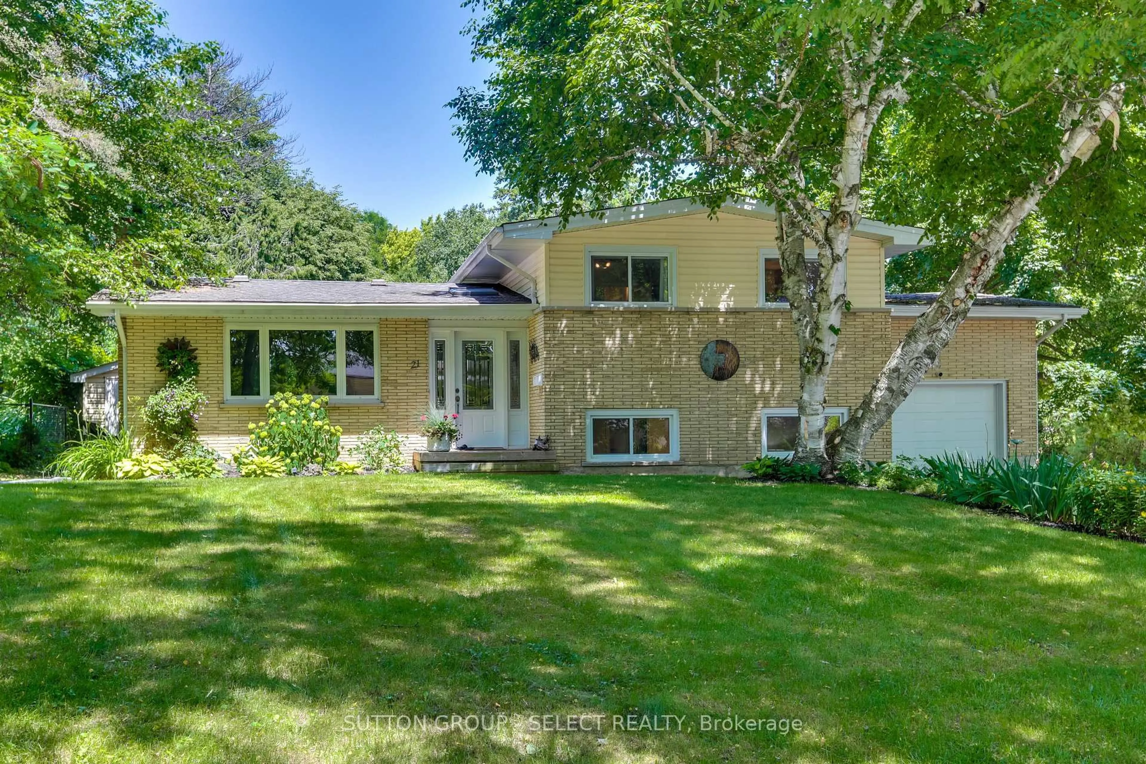 A pic from outside/outdoor area/front of a property/back of a property/a pic from drone, street for 21 Brentwood Cres, London North Ontario N6G 1X4
