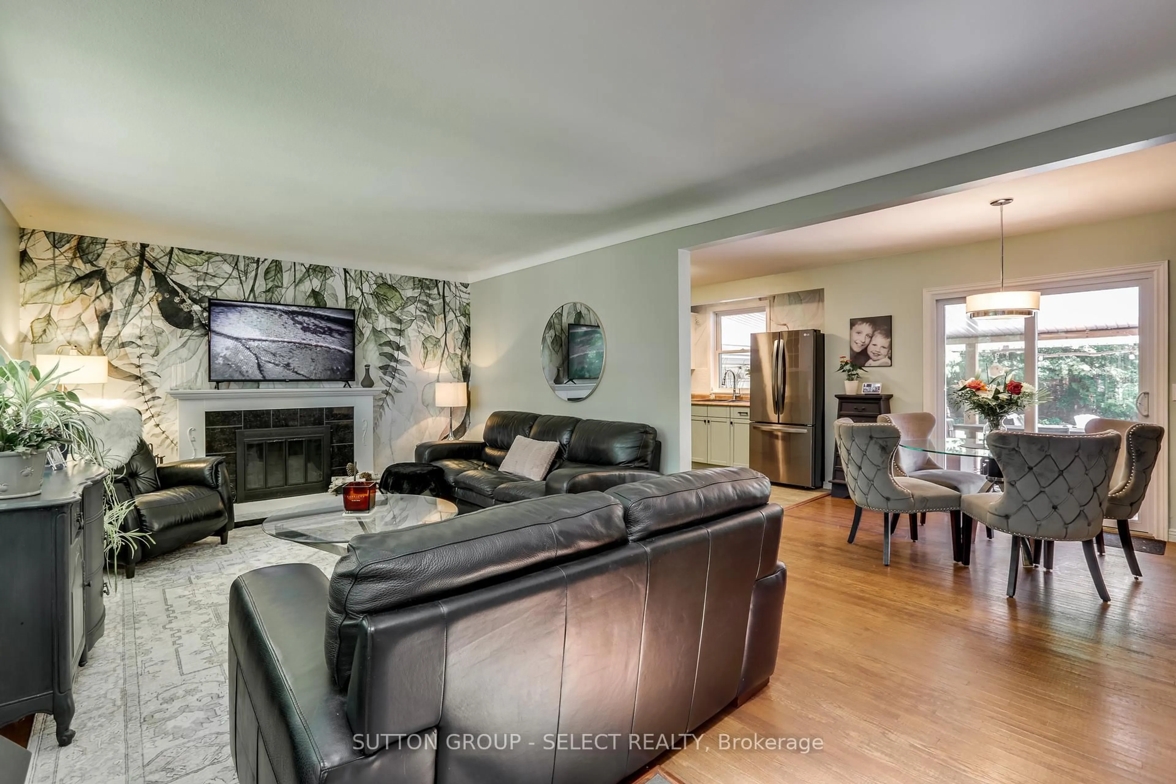 Living room with furniture, unknown for 21 Brentwood Cres, London North Ontario N6G 1X4