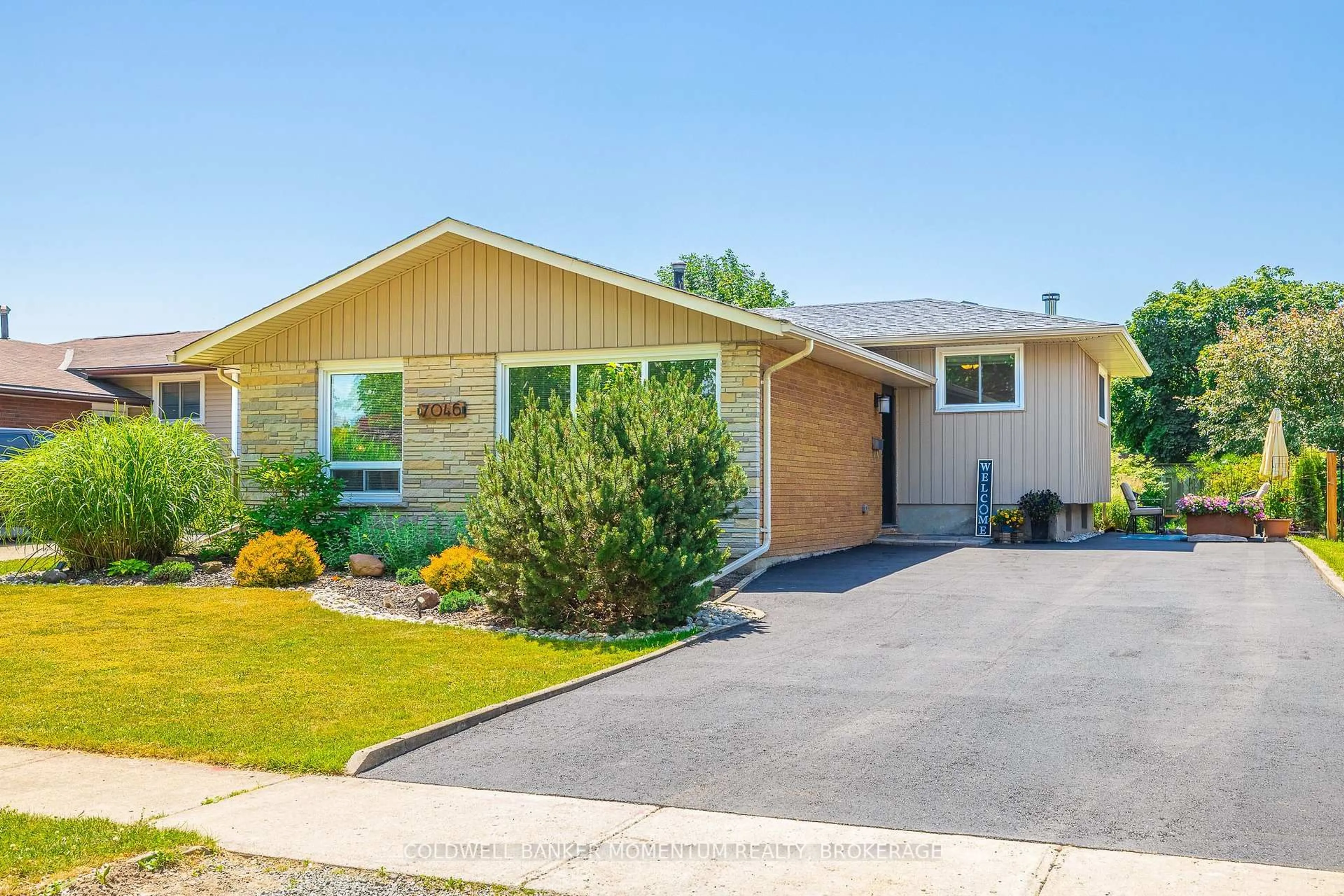 Home with vinyl exterior material, street for 7046 CENTENNIAL St, Niagara Falls Ontario L2G 2Z1