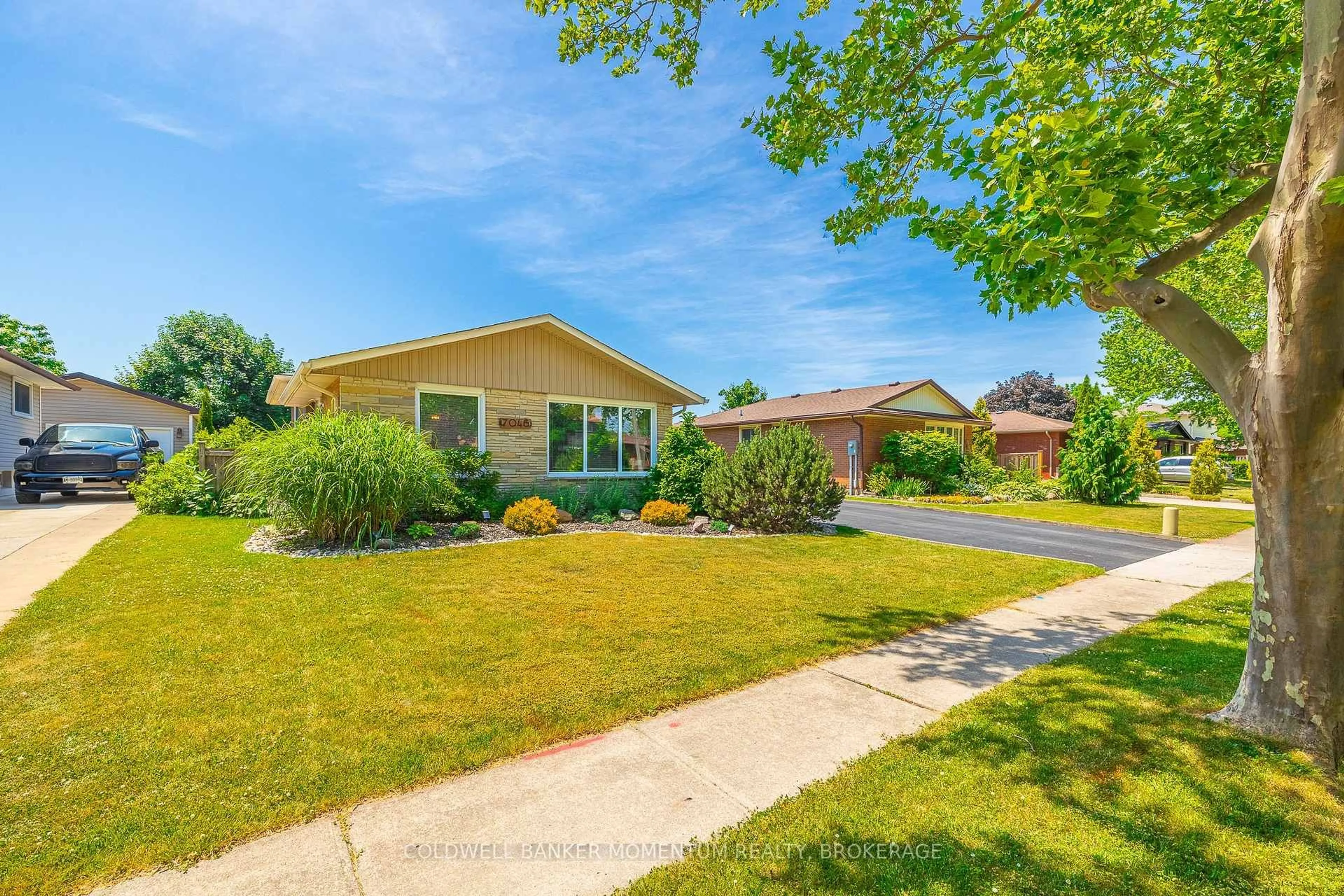 Home with vinyl exterior material, street for 7046 CENTENNIAL St, Niagara Falls Ontario L2G 2Z1