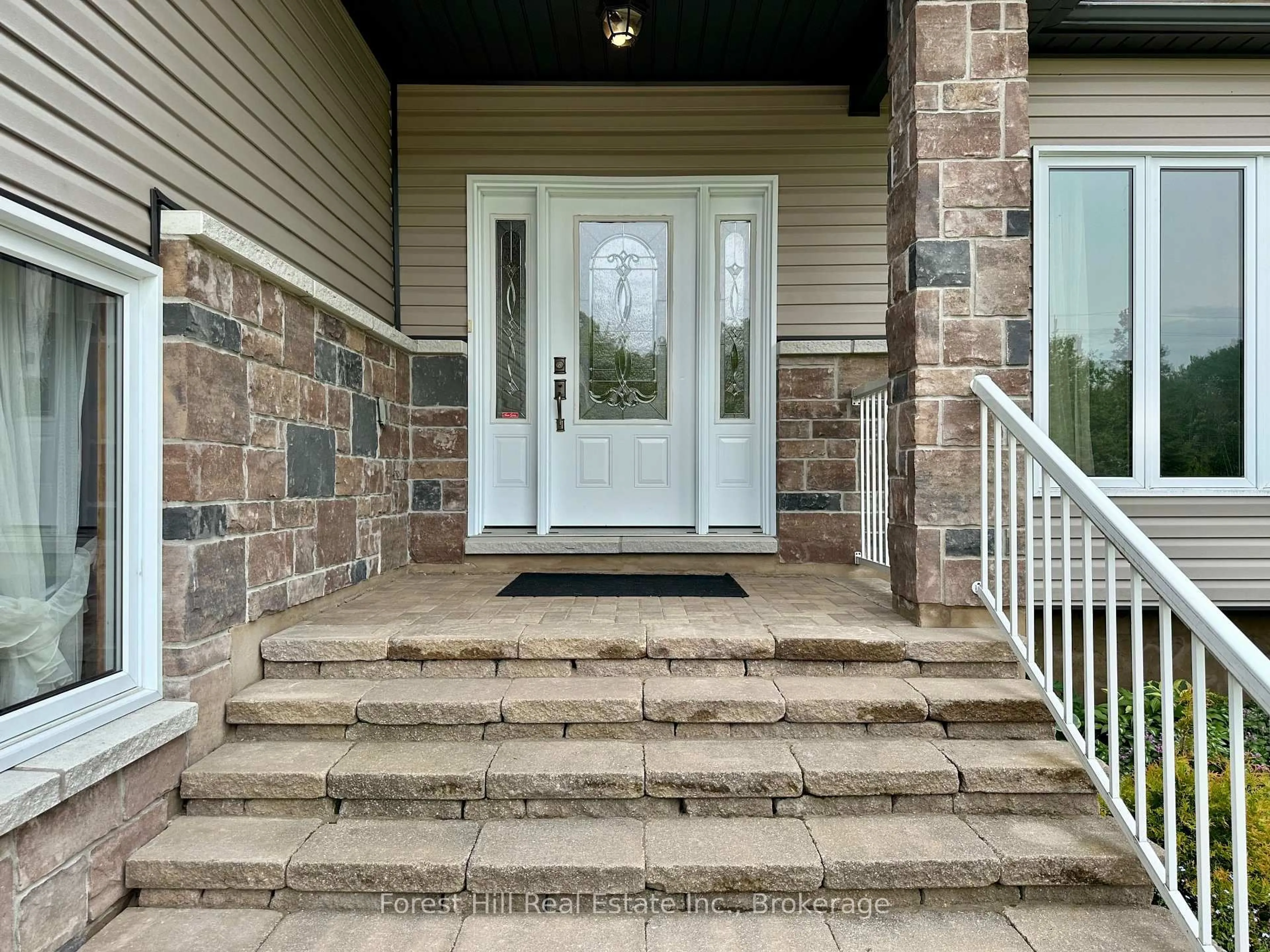 Indoor entryway for 473 Carmichael Dr, North Bay Ontario P1B 8G2