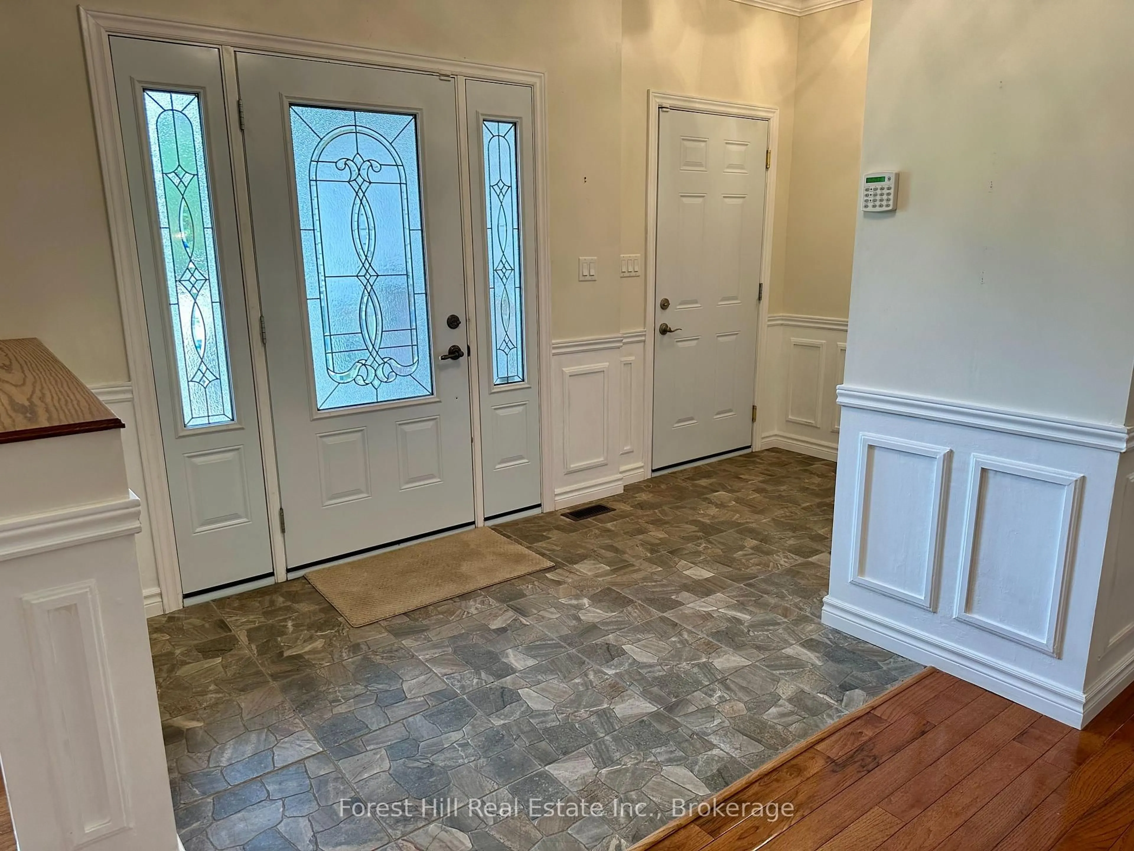 Indoor entryway for 473 Carmichael Dr, North Bay Ontario P1B 8G2