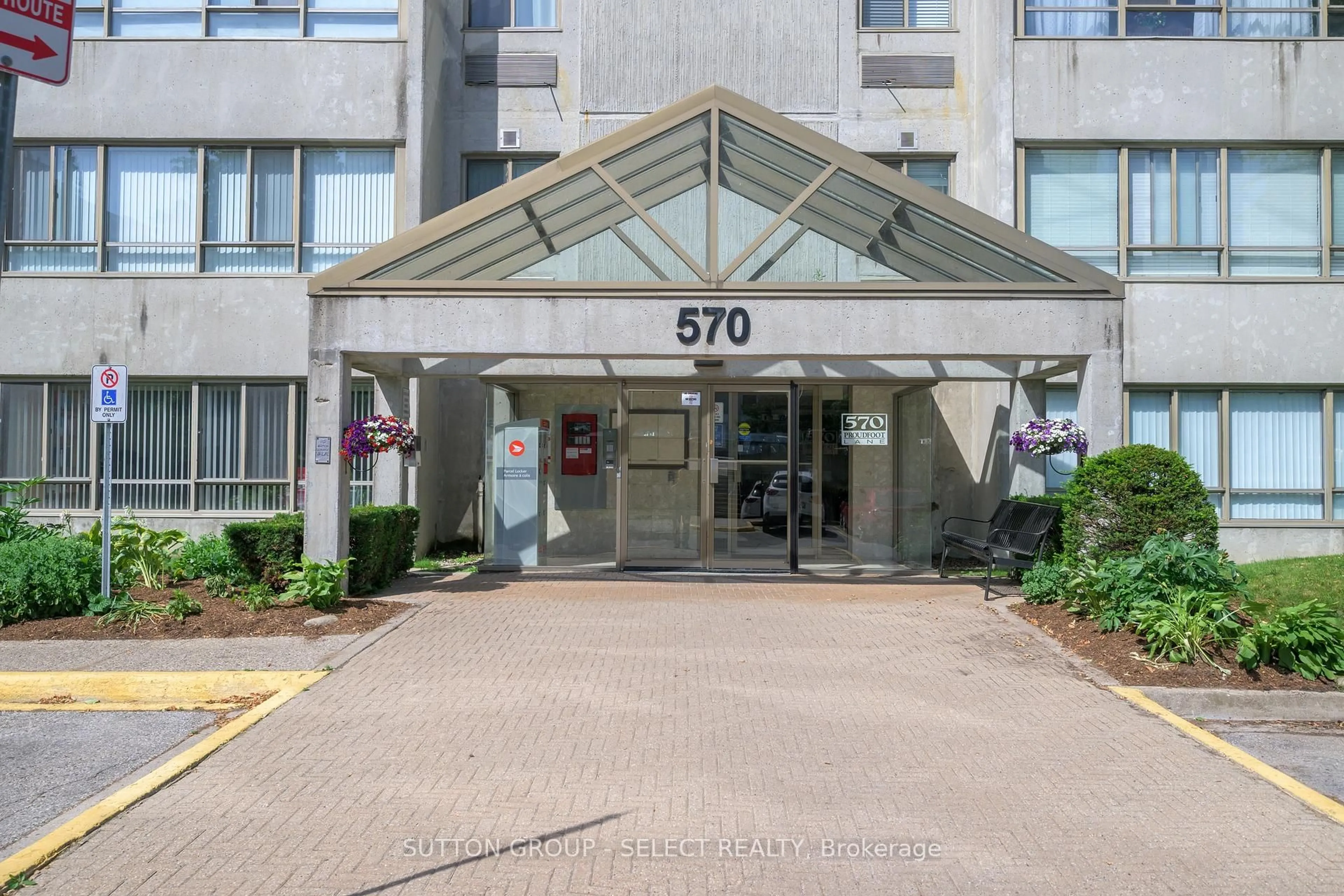 Indoor foyer for 570 Proudfoot Lane #604, London North Ontario N6G 4Z1