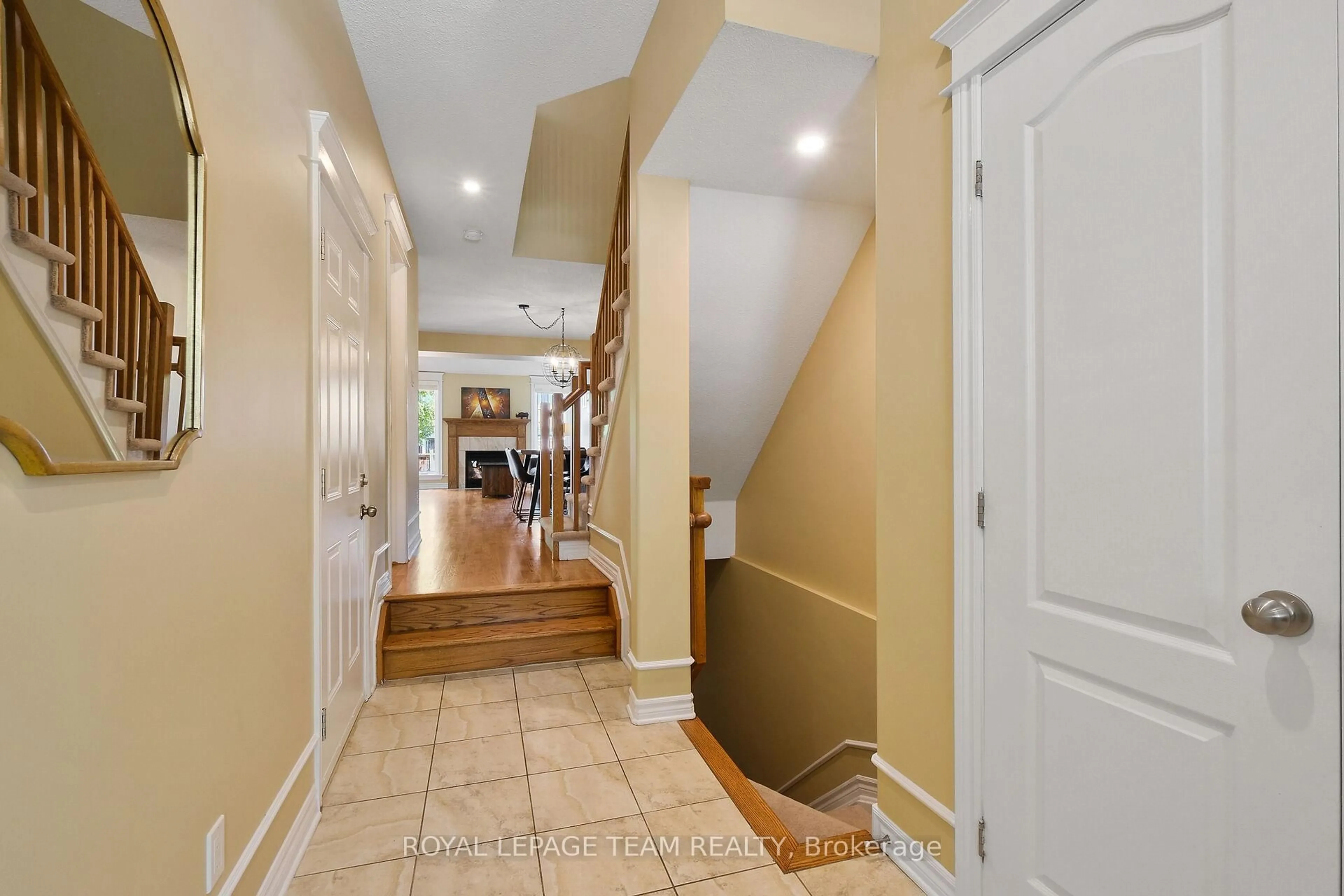 Indoor entryway for 135 Talltree Cres, Ottawa Ontario K2S 0B1
