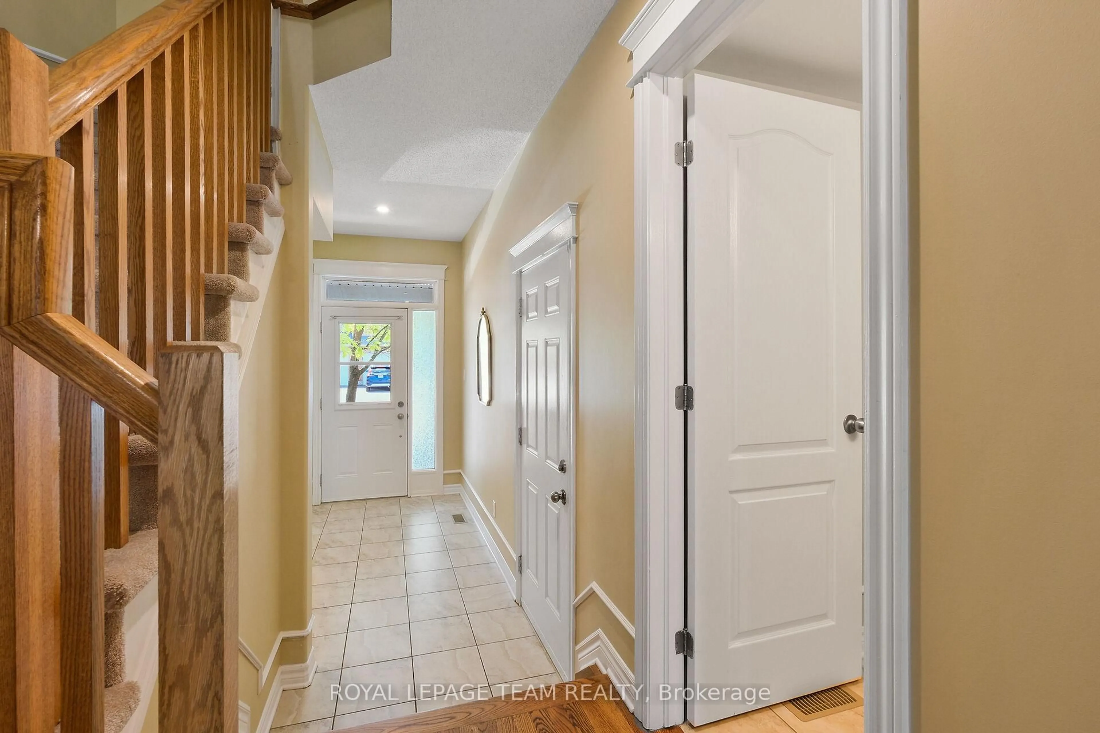 Indoor entryway for 135 Talltree Cres, Ottawa Ontario K2S 0B1