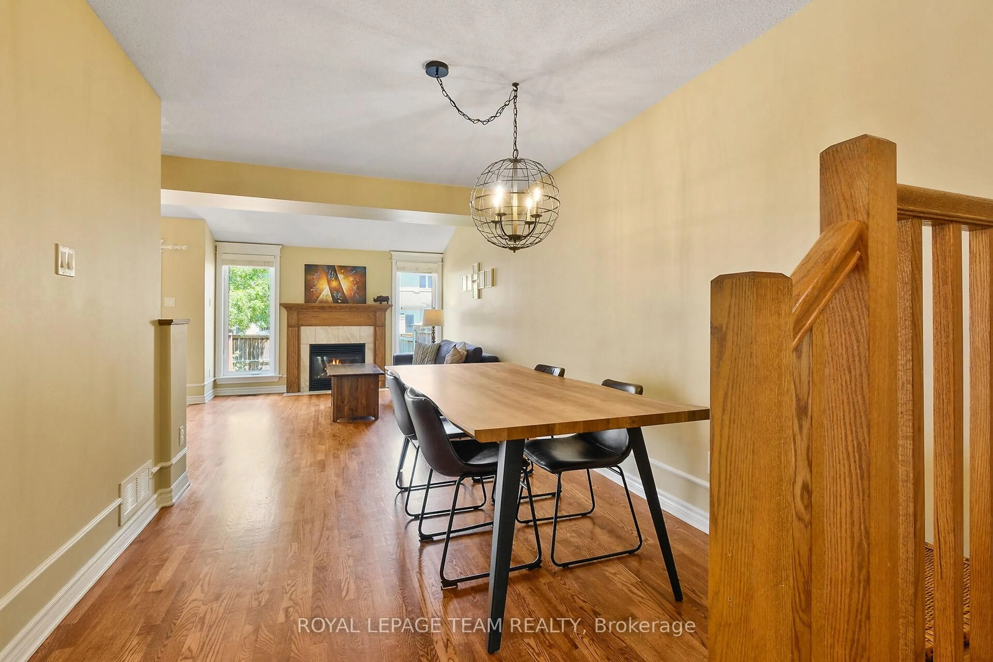 Dining room, wood/laminate floor for 135 Talltree Cres, Ottawa Ontario K2S 0B1
