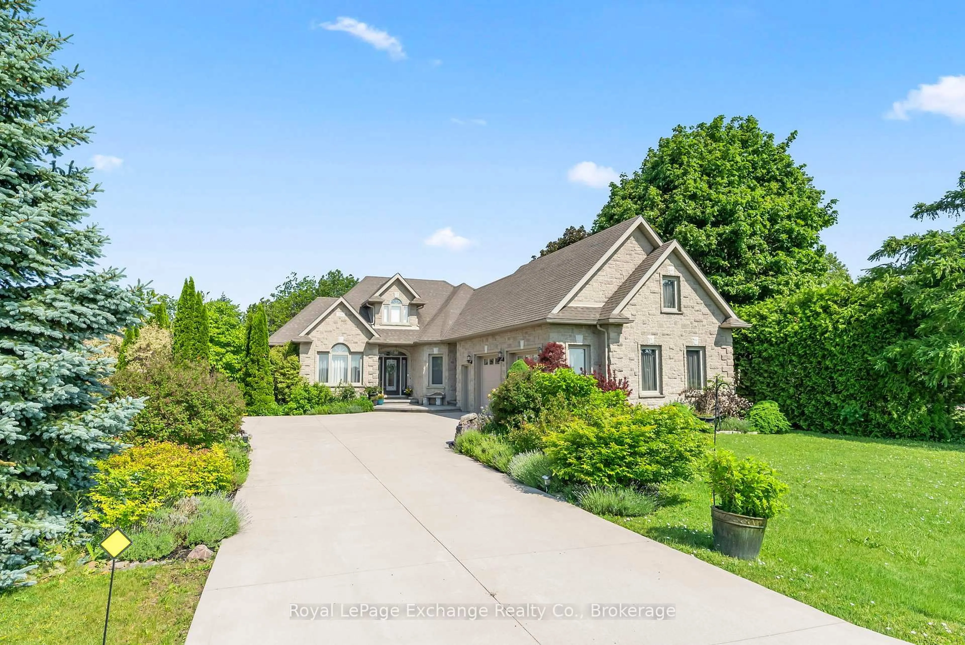 A pic from outside/outdoor area/front of a property/back of a property/a pic from drone, street for 784 Lake Range Dr, Huron-Kinloss Ontario N2Z 0B3