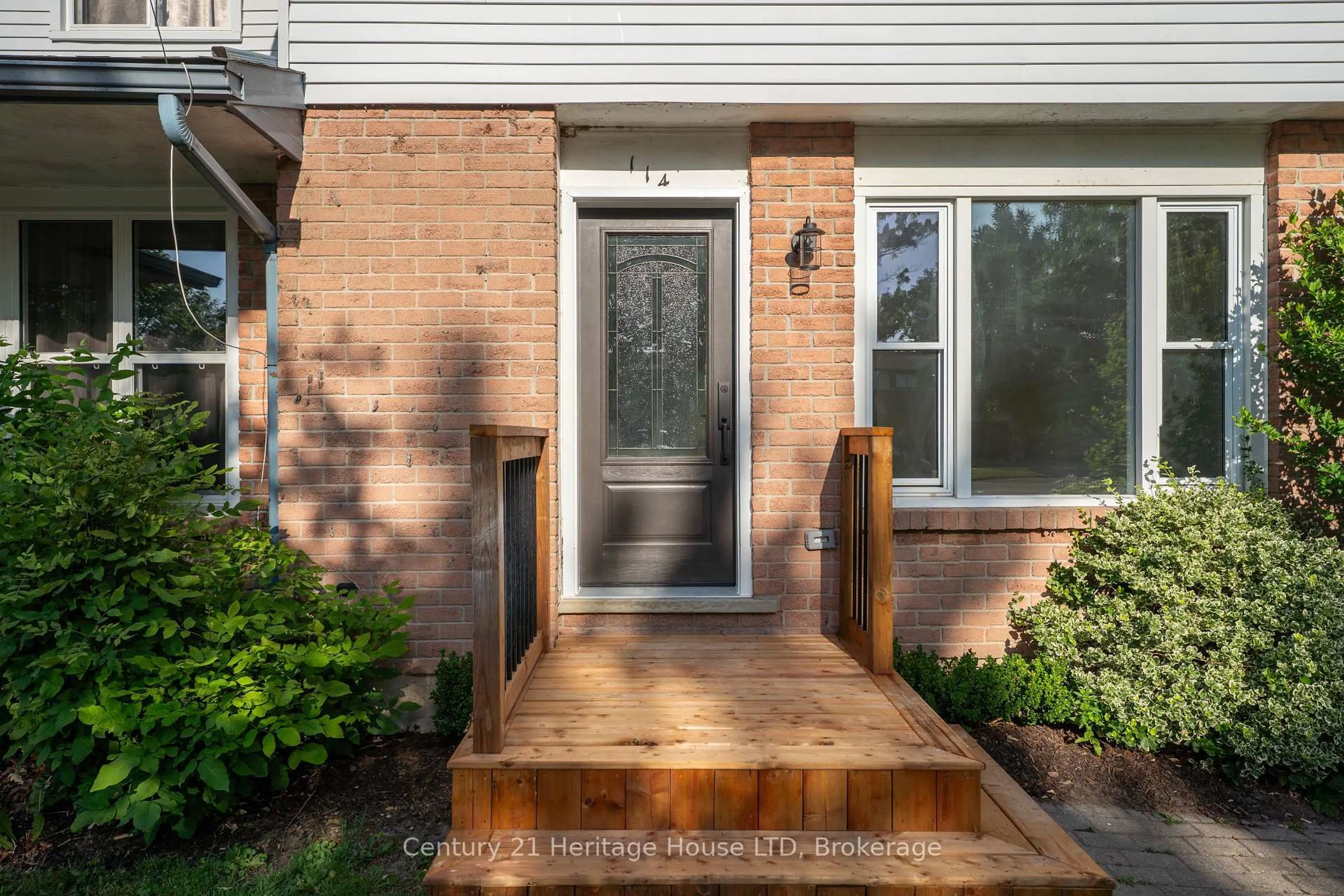 Home with brick exterior material, street for 114 NORTHGATE Dr, Welland Ontario L3C 5Y5