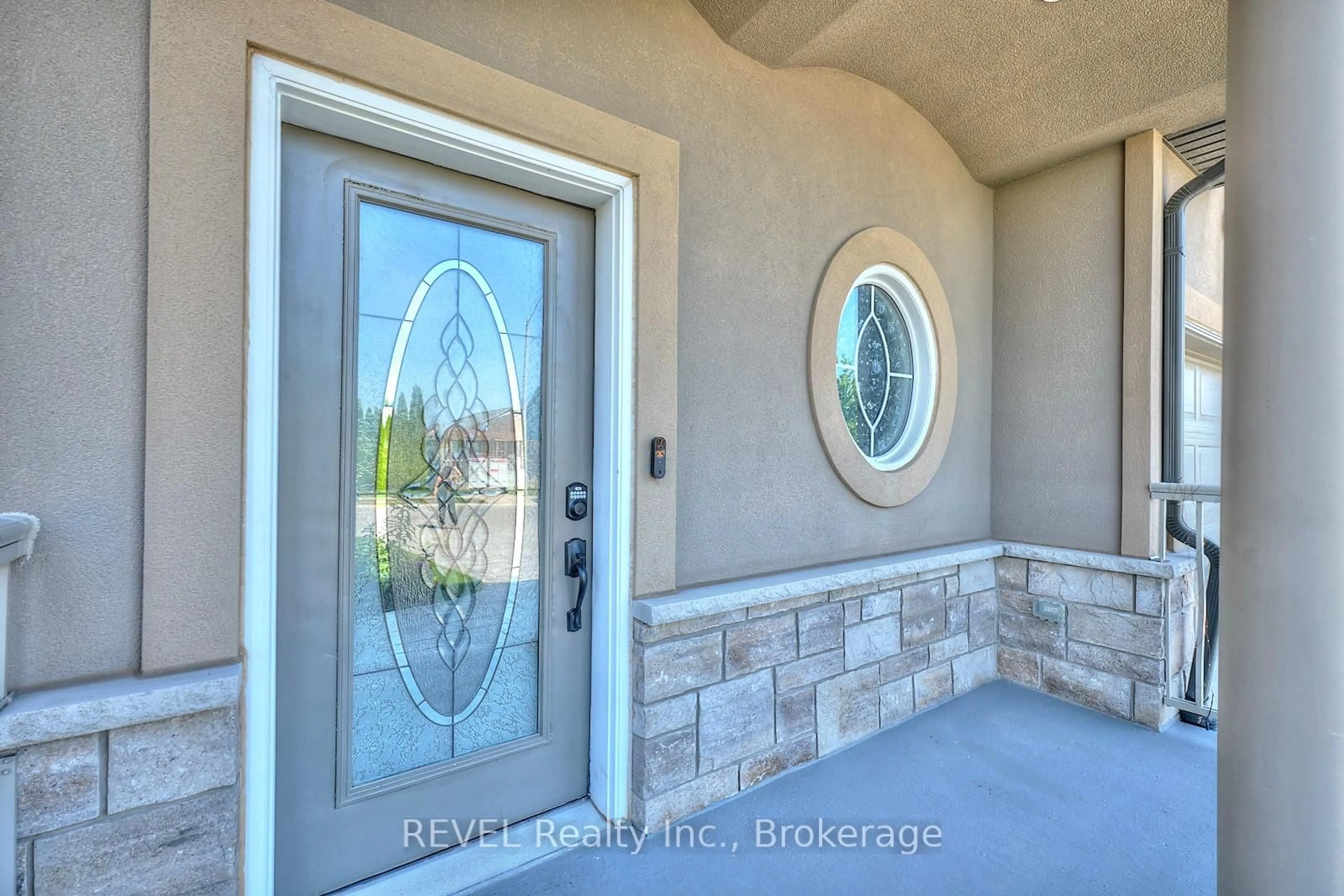 Indoor entryway for 8446 Jennifer Cres, Niagara Falls Ontario L2H 0J3