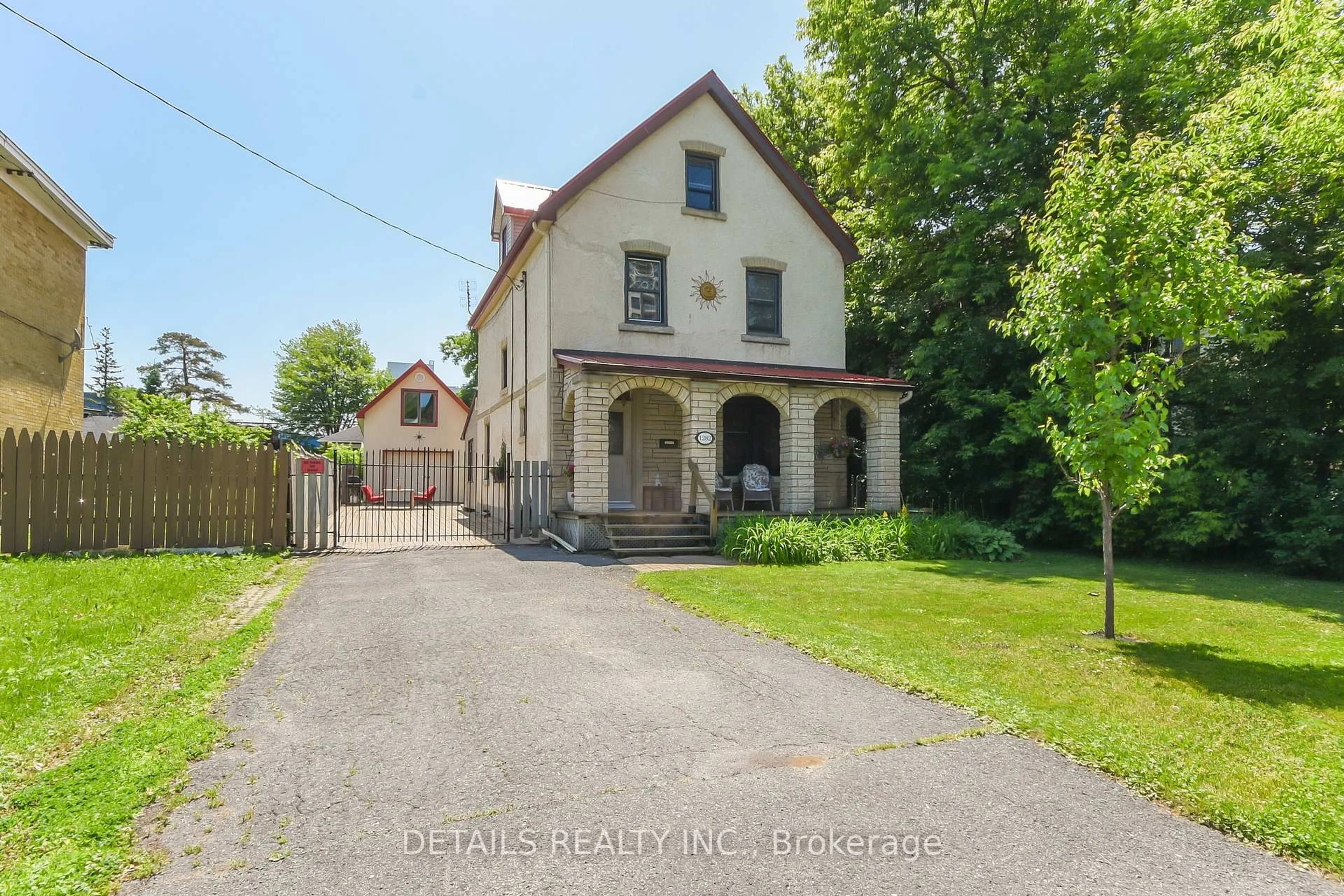 A pic from outside/outdoor area/front of a property/back of a property/a pic from drone, street for 1282 Thames St, Ottawa Ontario K1Z 7N4