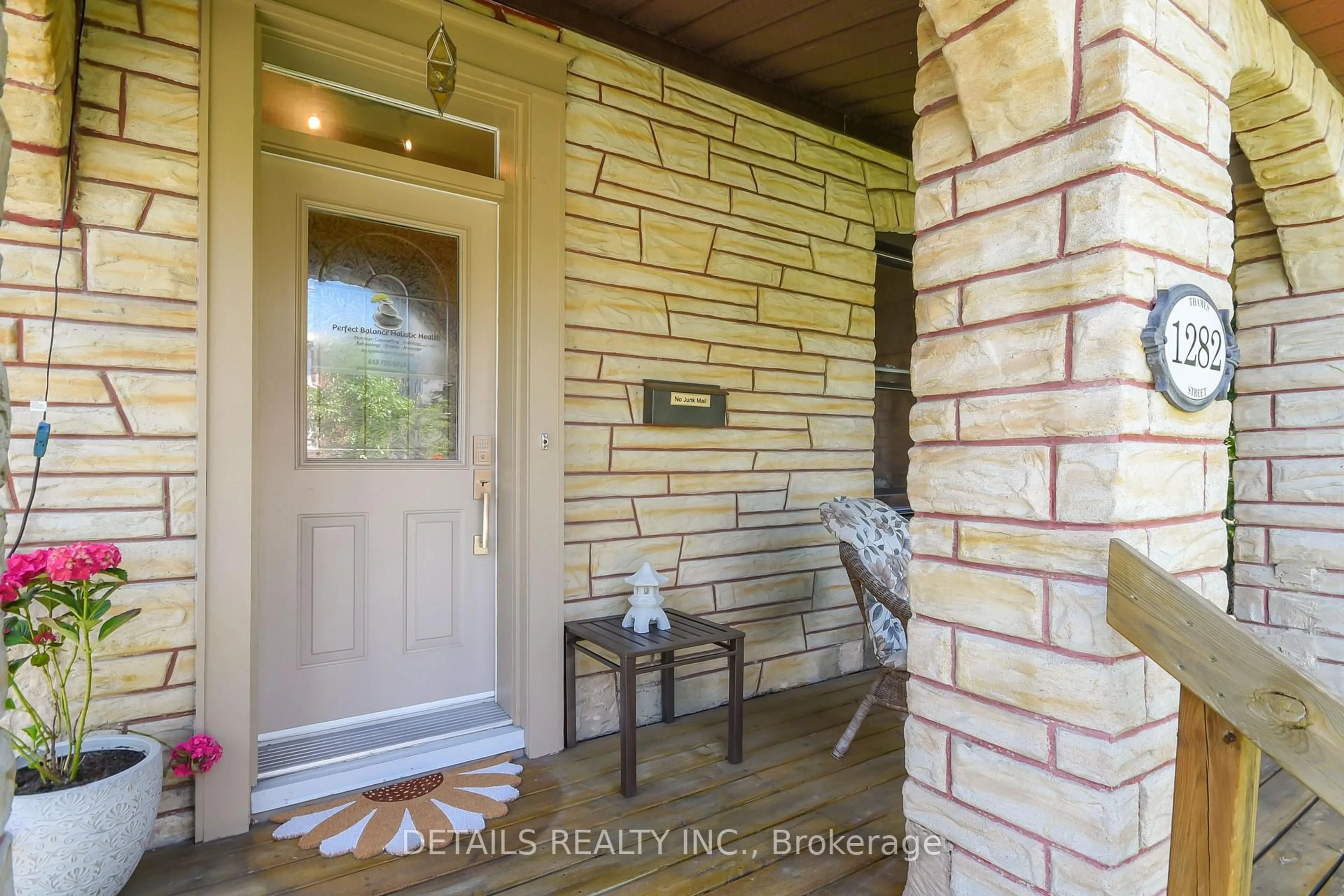 Indoor entryway for 1282 Thames St, Ottawa Ontario K1Z 7N4