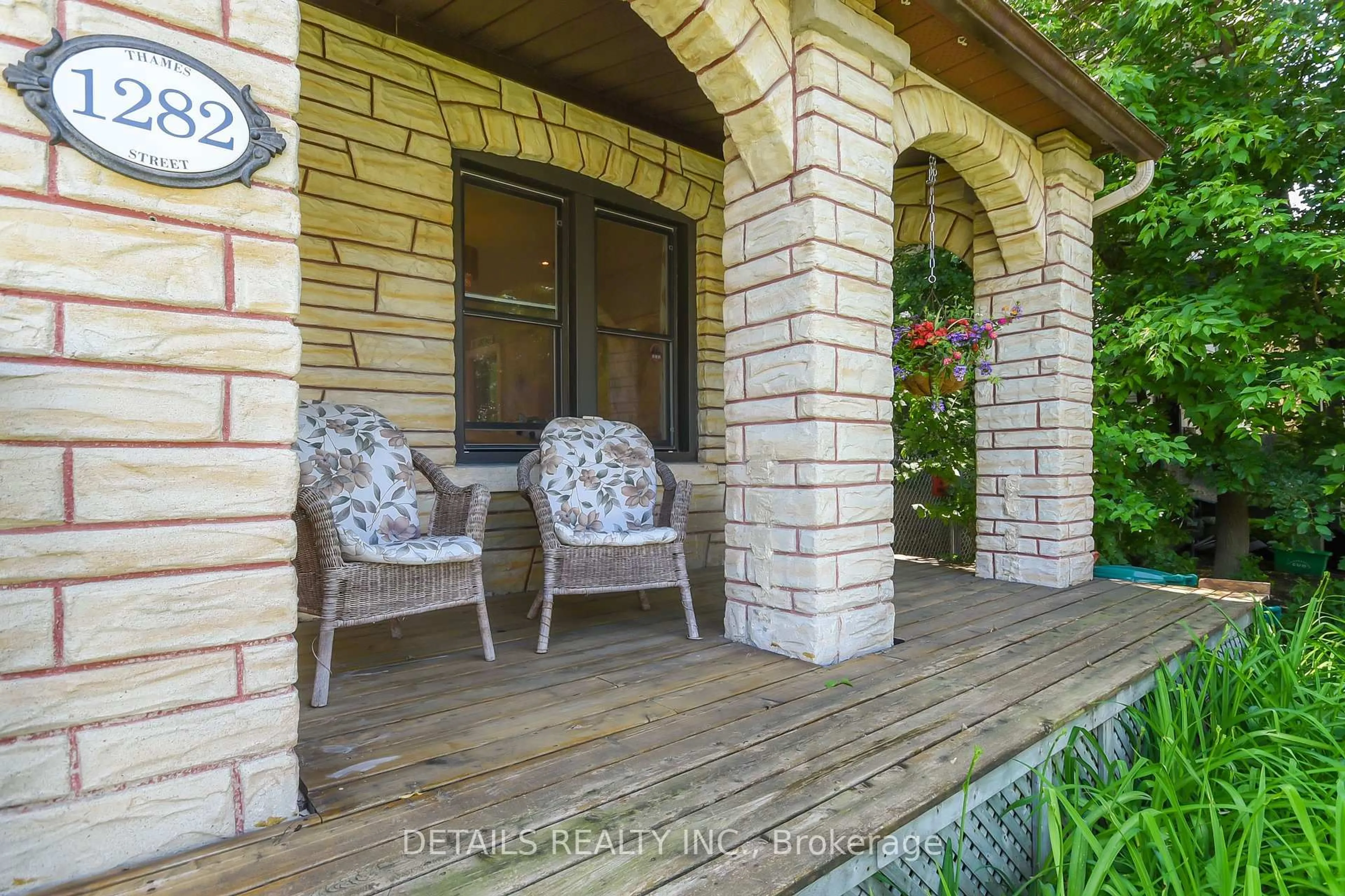 Patio, street for 1282 Thames St, Ottawa Ontario K1Z 7N4