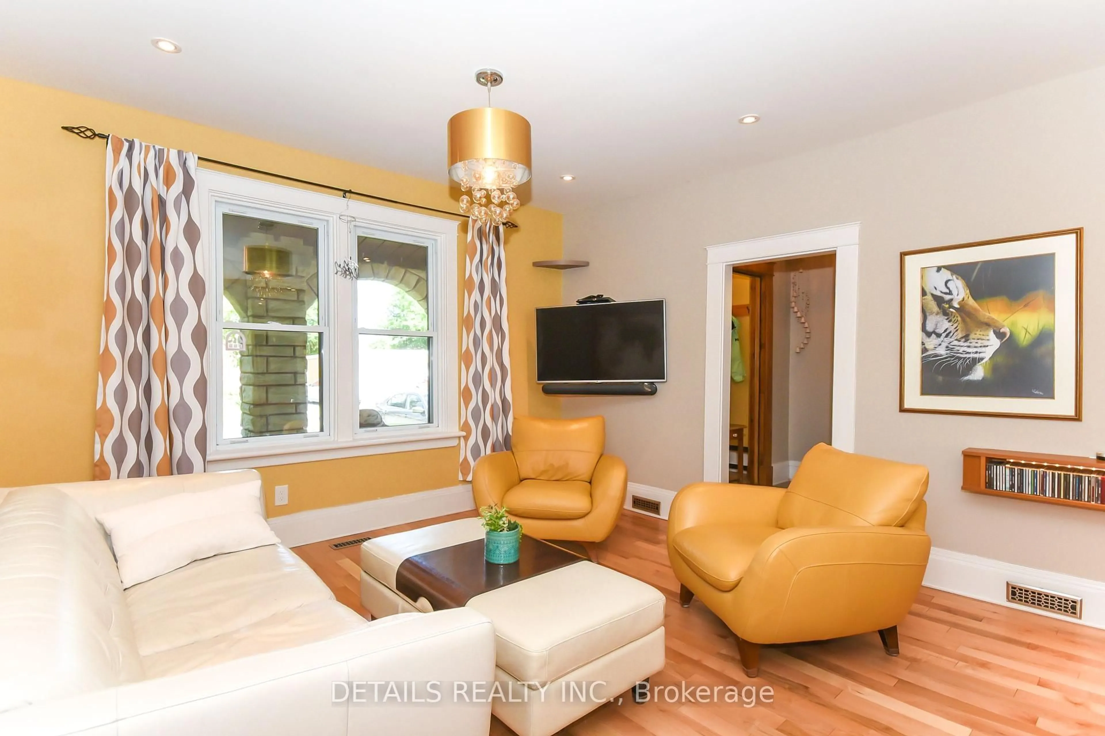 Living room with furniture, wood/laminate floor for 1282 Thames St, Ottawa Ontario K1Z 7N4