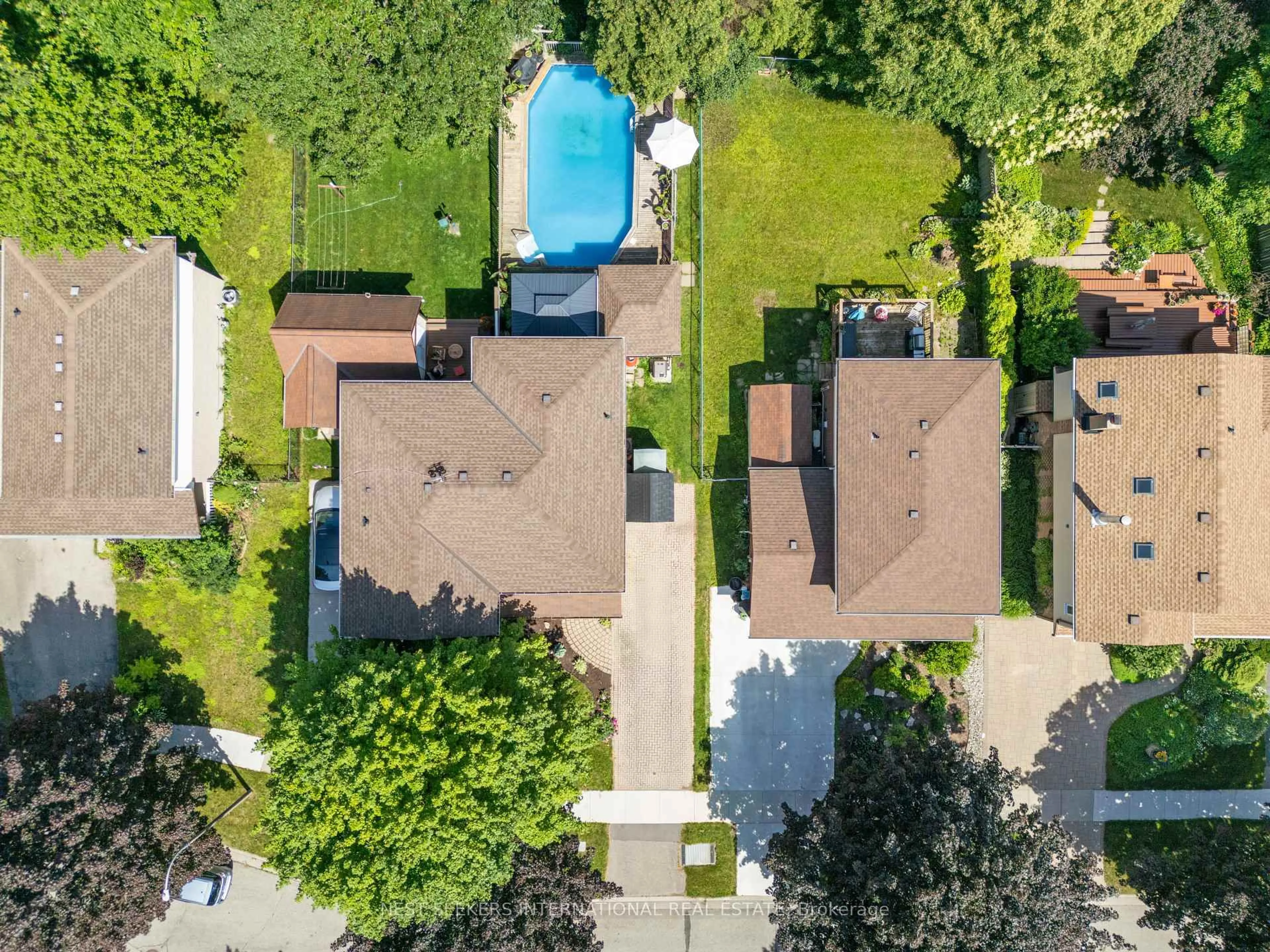 A pic from outside/outdoor area/front of a property/back of a property/a pic from drone, street for 46 Rosebank Cres, Kitchener Ontario N2E 2R4