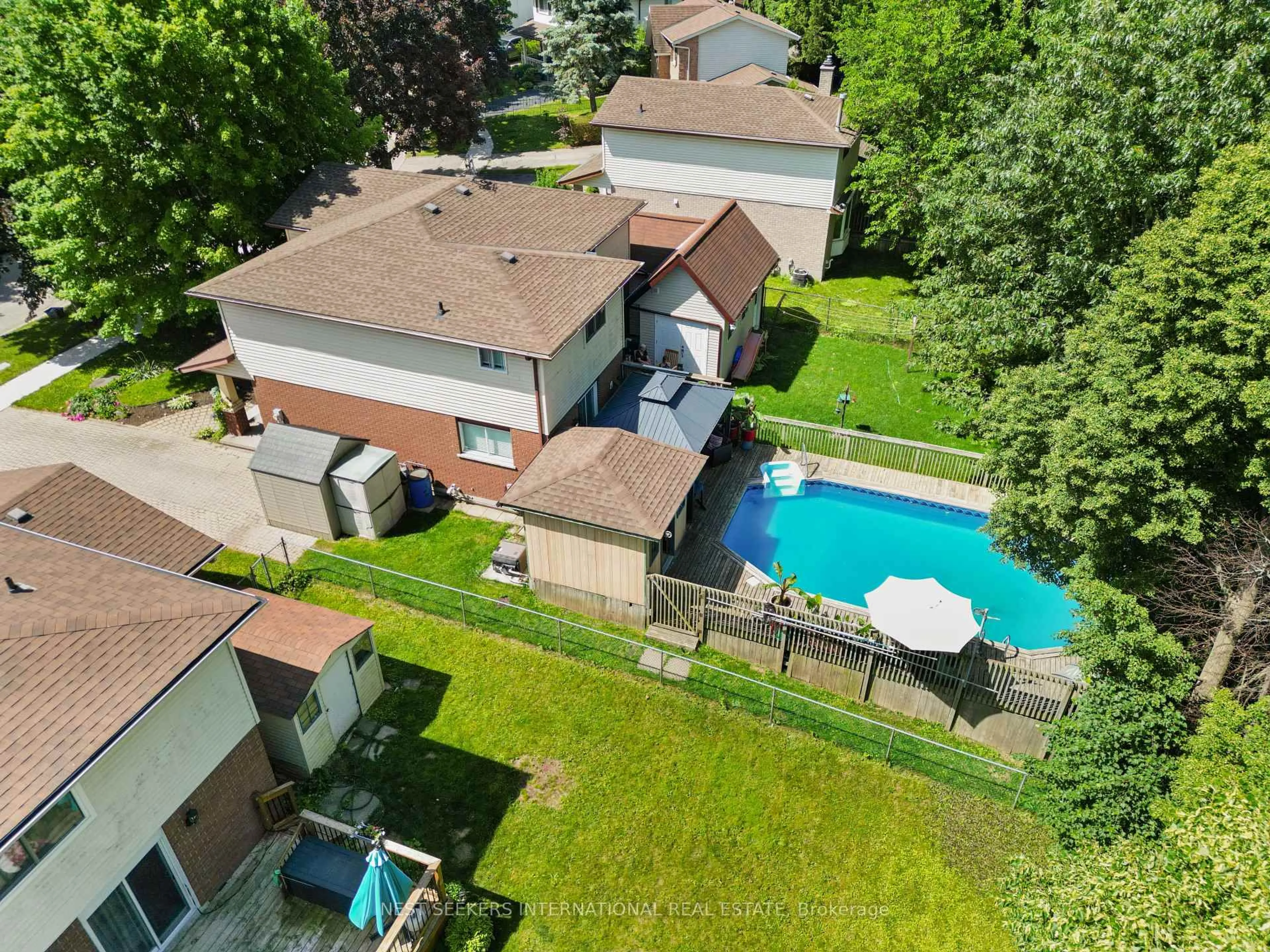 A pic from outside/outdoor area/front of a property/back of a property/a pic from drone, unknown for 46 Rosebank Cres, Kitchener Ontario N2E 2R4