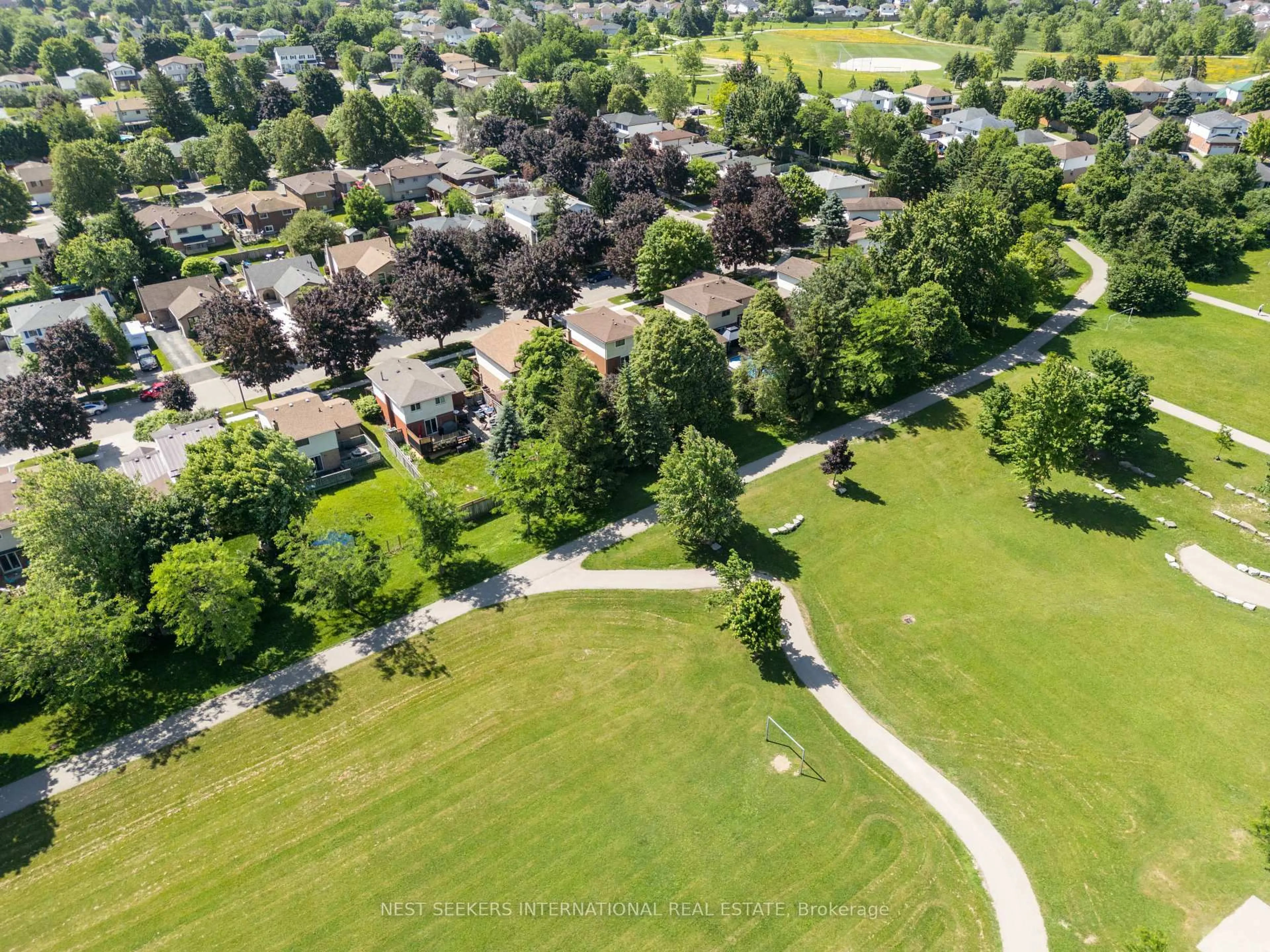 A pic from outside/outdoor area/front of a property/back of a property/a pic from drone, unknown for 46 Rosebank Cres, Kitchener Ontario N2E 2R4