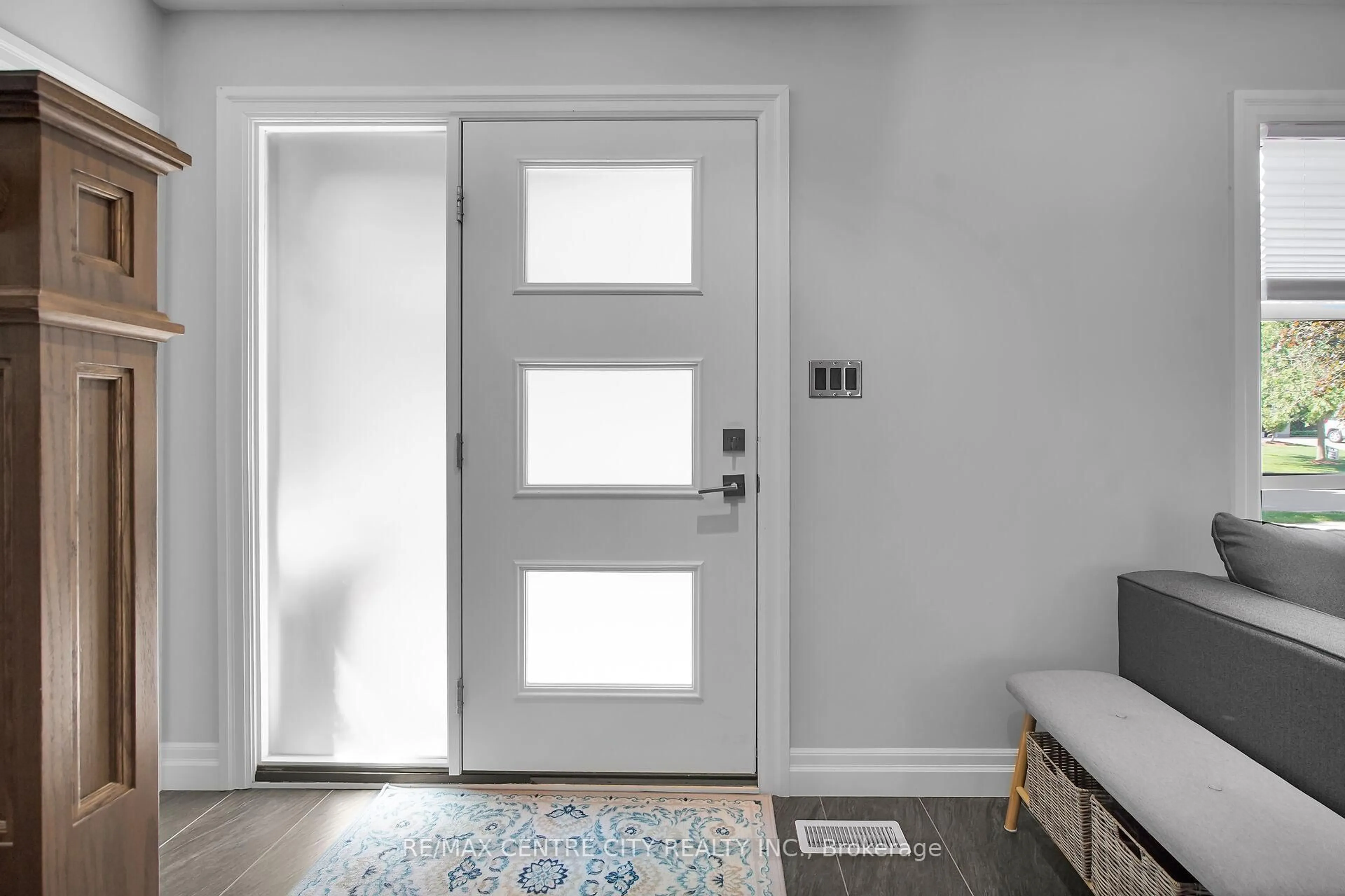 Indoor entryway for 187 Wychwood Park, London North Ontario N6G 1S2