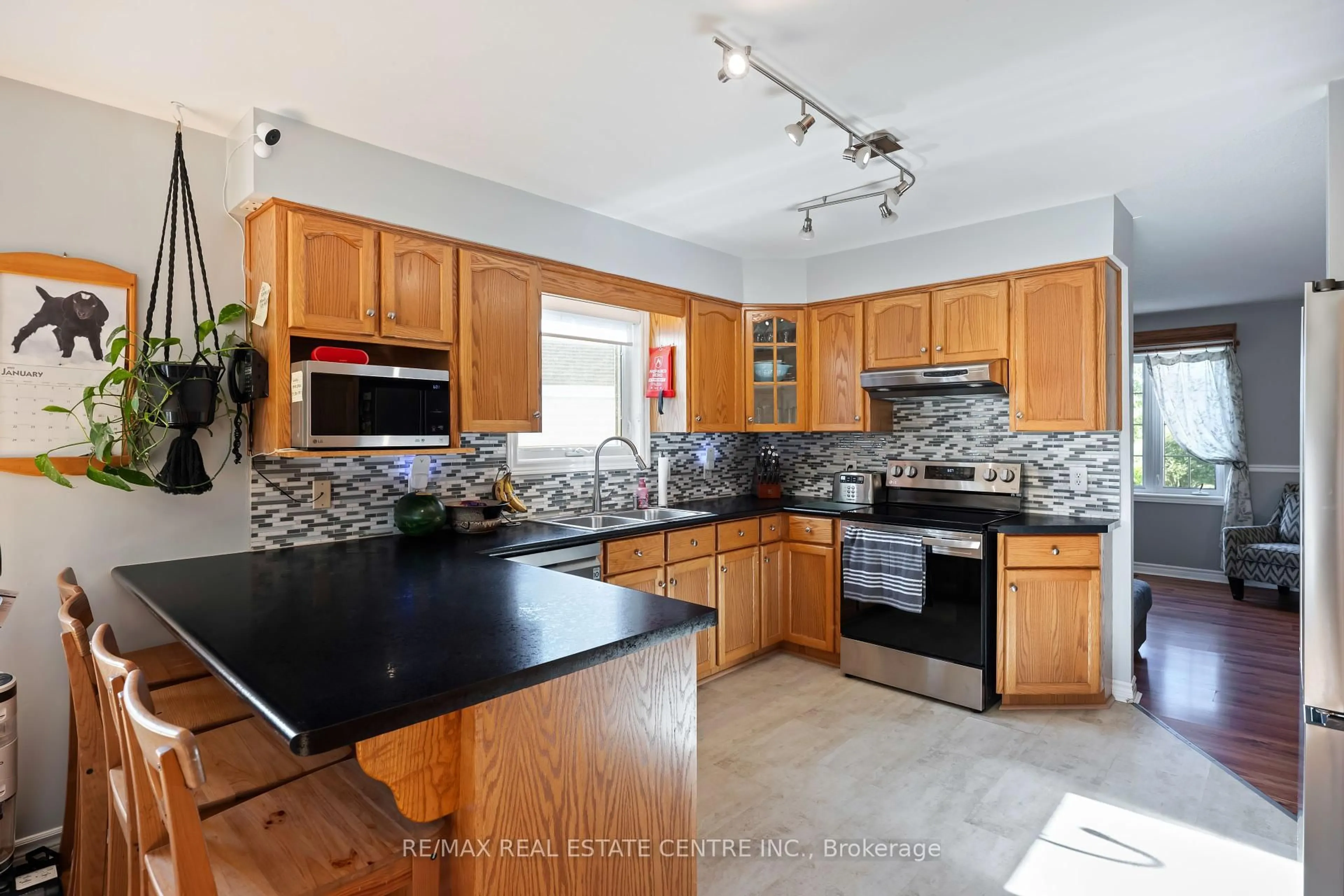 Open concept kitchen, ceramic/tile floor for 316 Olde Village Crt, Shelburne Ontario L0N 1S2