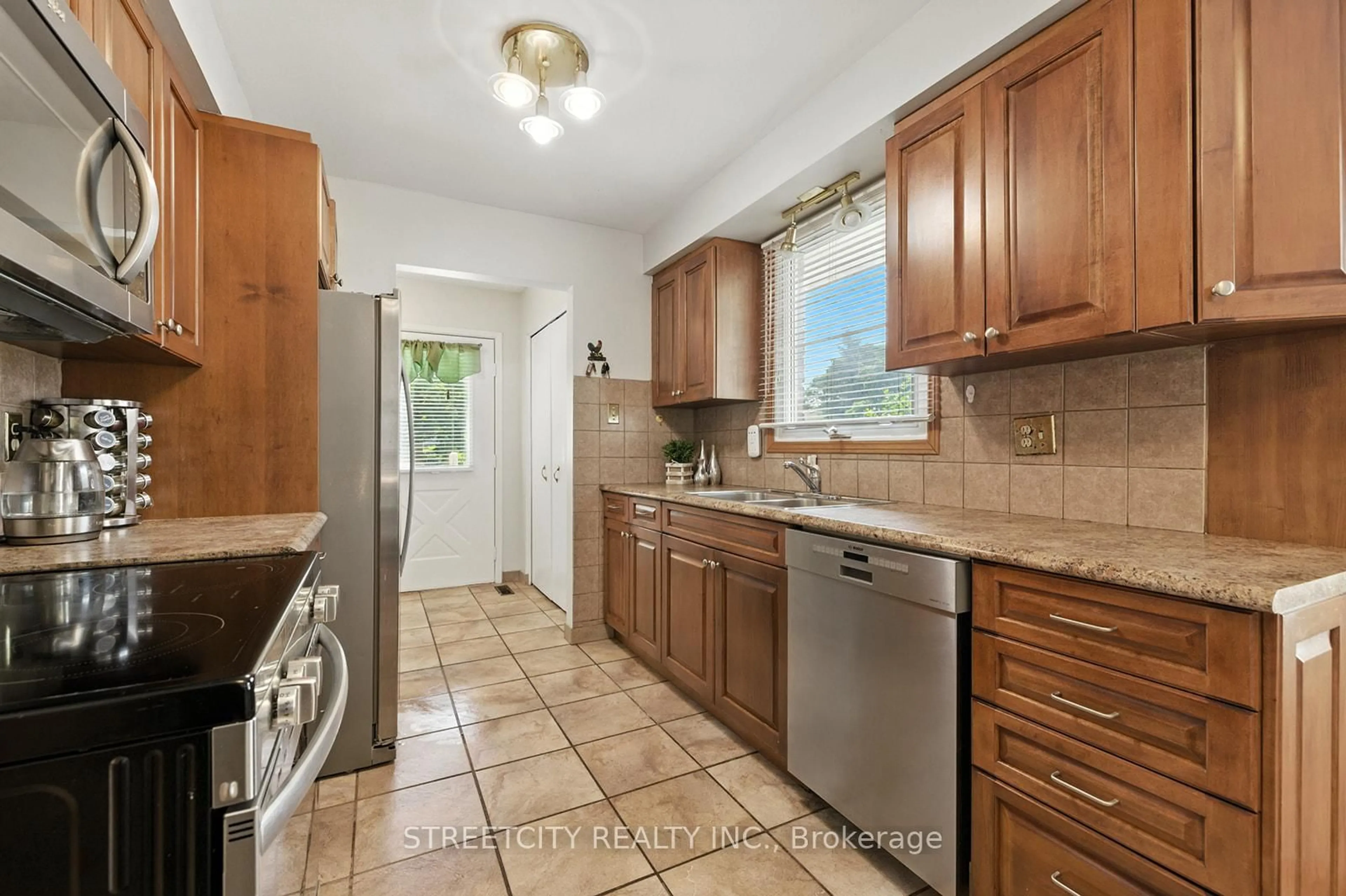 Standard kitchen, unknown for 20 Beechmount Cres, London South Ontario N6E 2J3