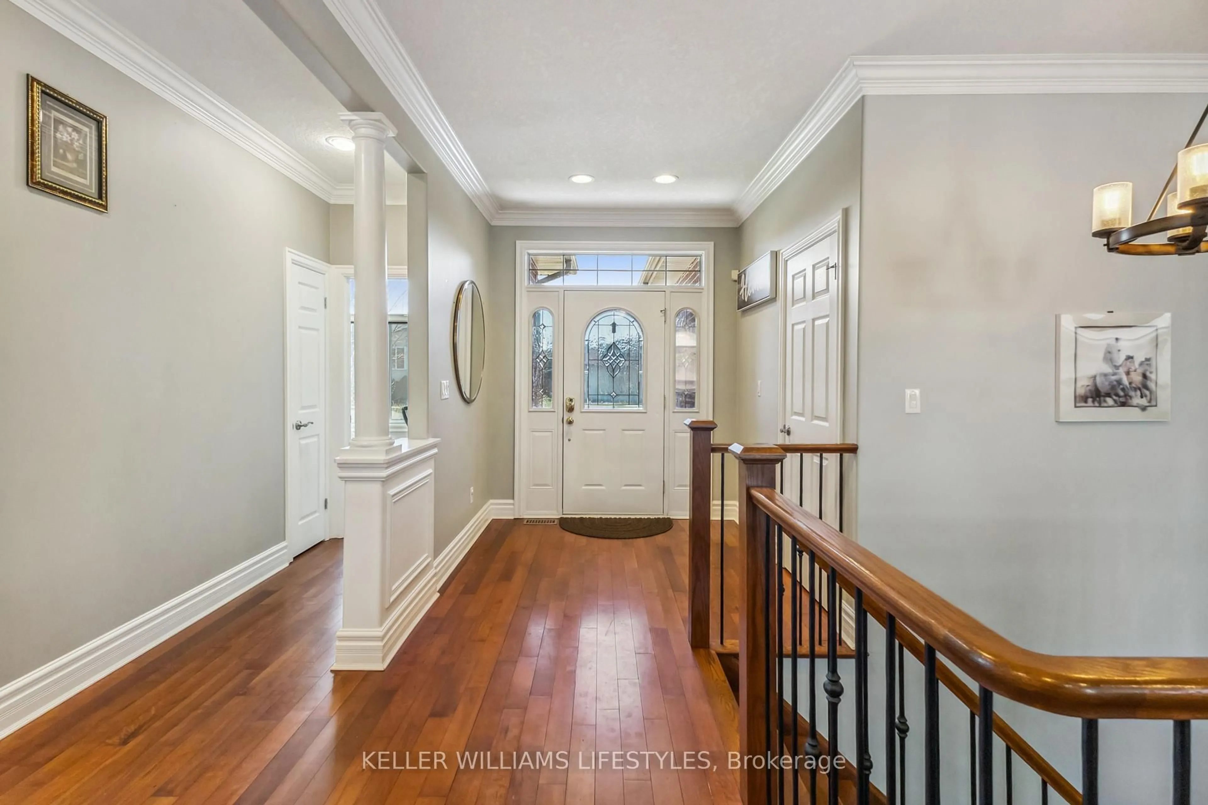 Indoor entryway for 1 Mcgregor Crt, St. Thomas Ontario N5P 4H7