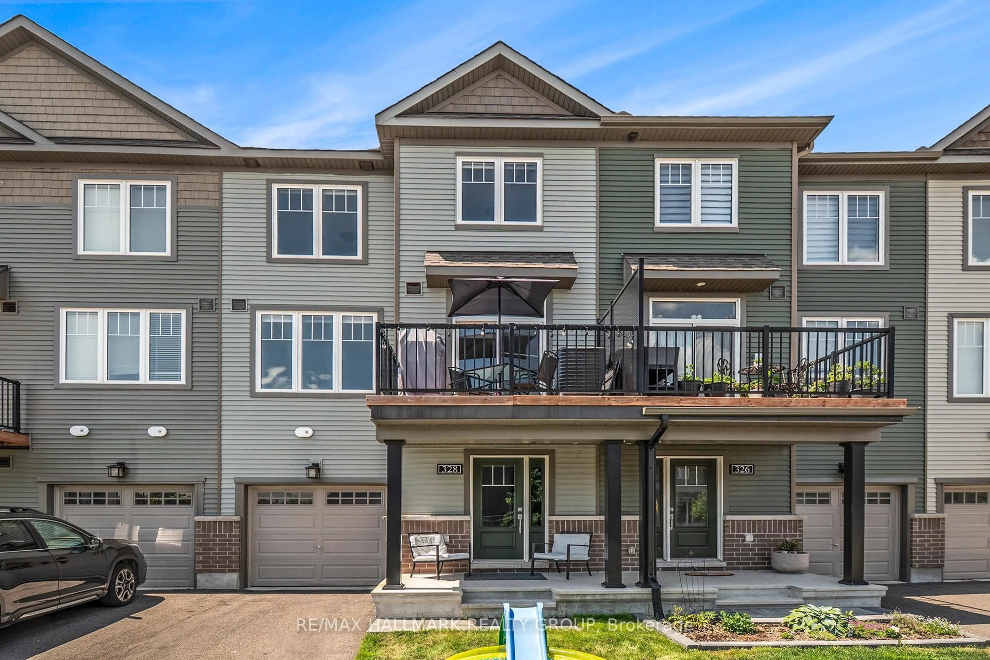 Home with vinyl exterior material, street for 328 Shepperton St, Ottawa Ontario K4A 5K9