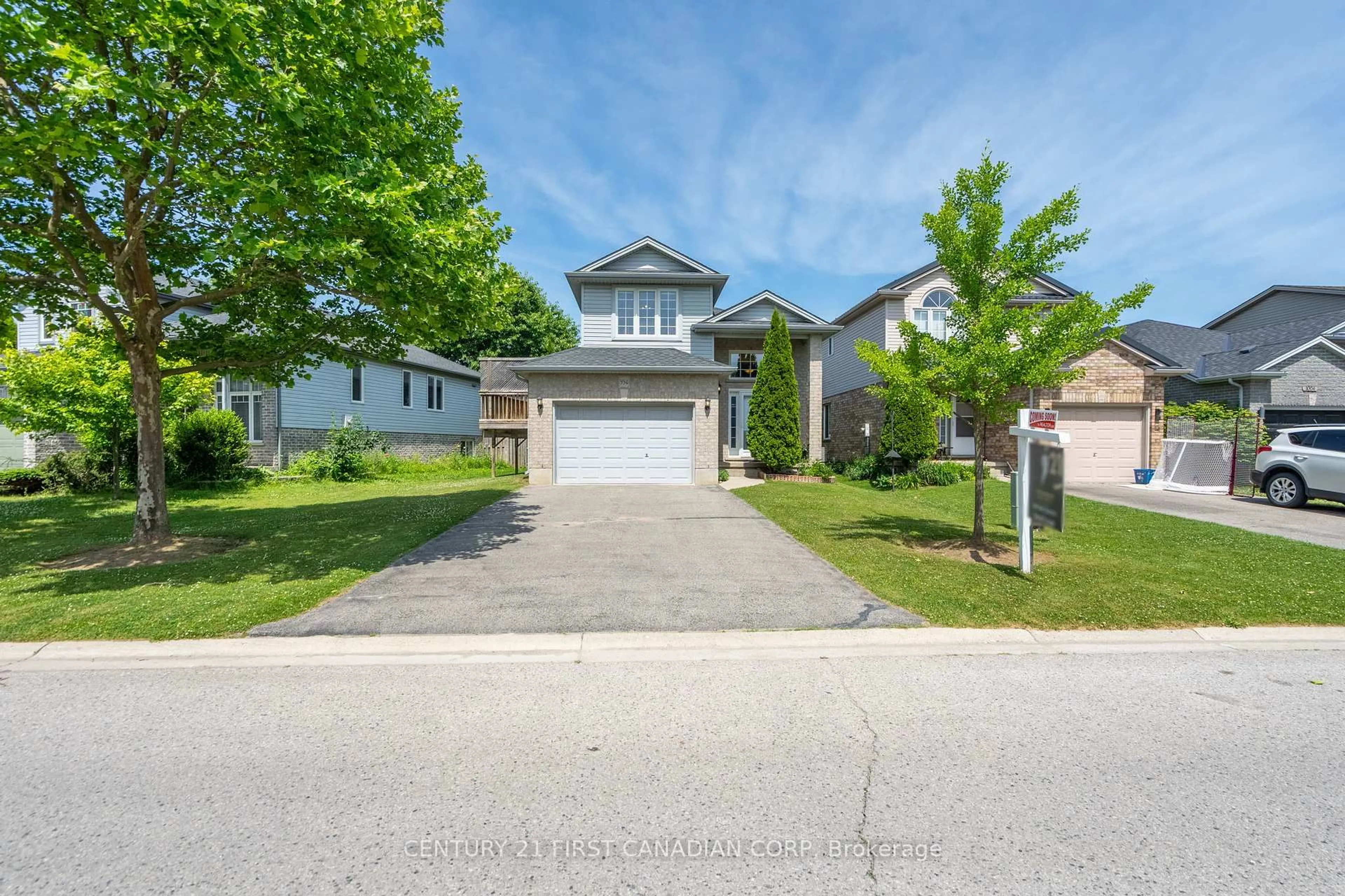 A pic from outside/outdoor area/front of a property/back of a property/a pic from drone, street for 994 Marigold St, London North Ontario N5X 4N8