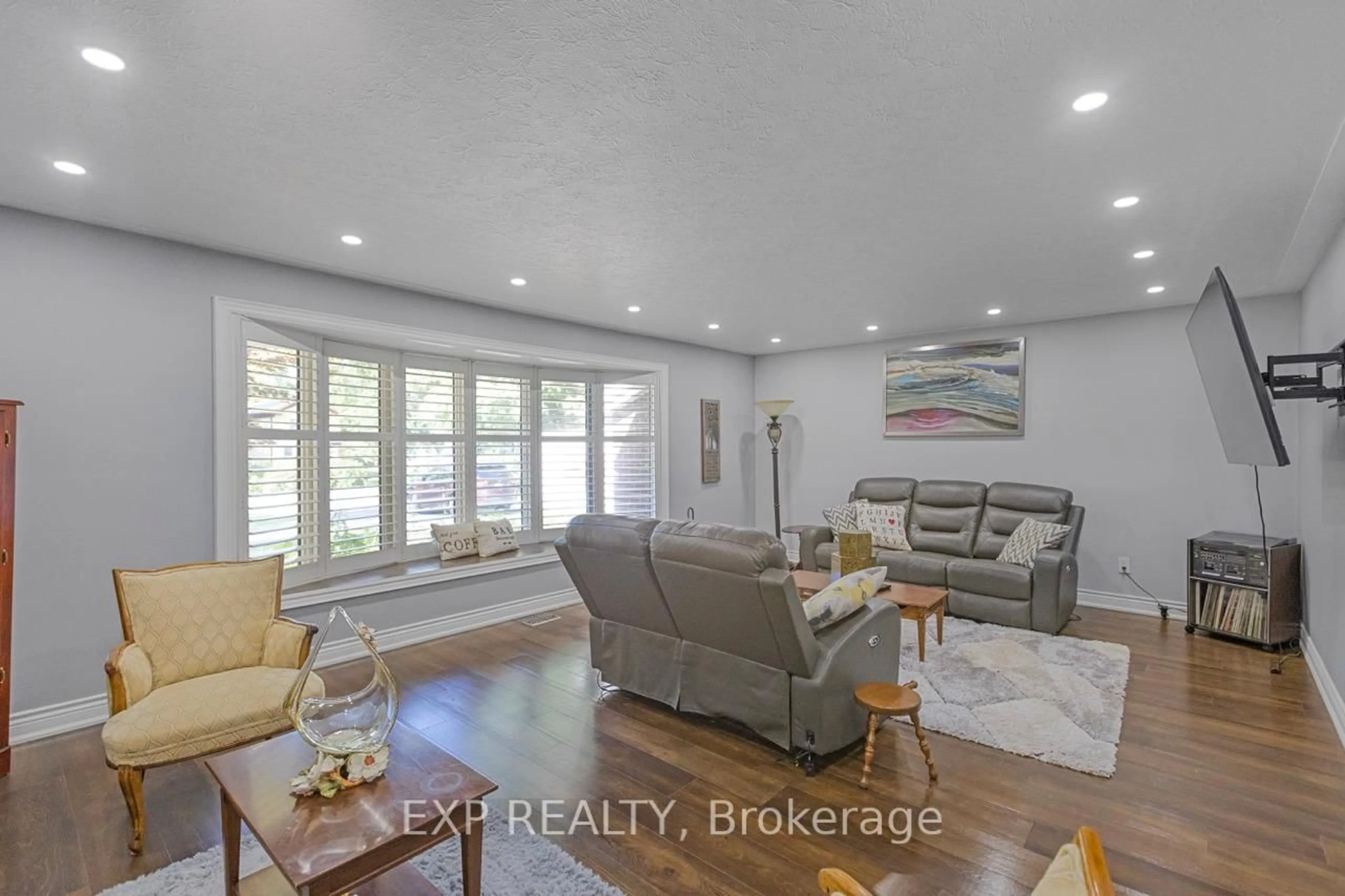 Living room with furniture, unknown for 87 Tutela Heights Rd, Brant Ontario N3T 1A4