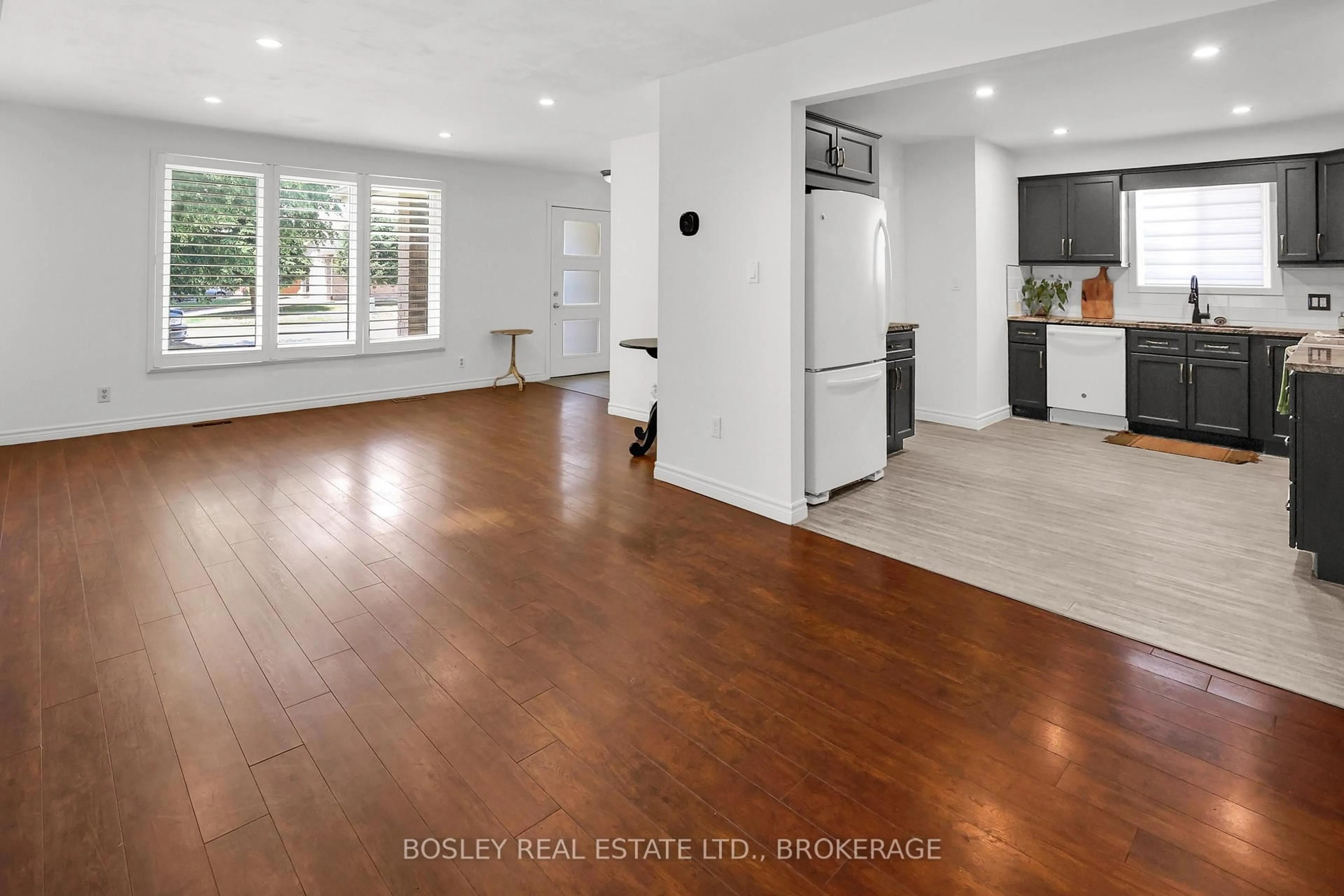 Open concept kitchen, unknown for 6392 Charnwood Ave, Niagara Falls Ontario L2H 2H2